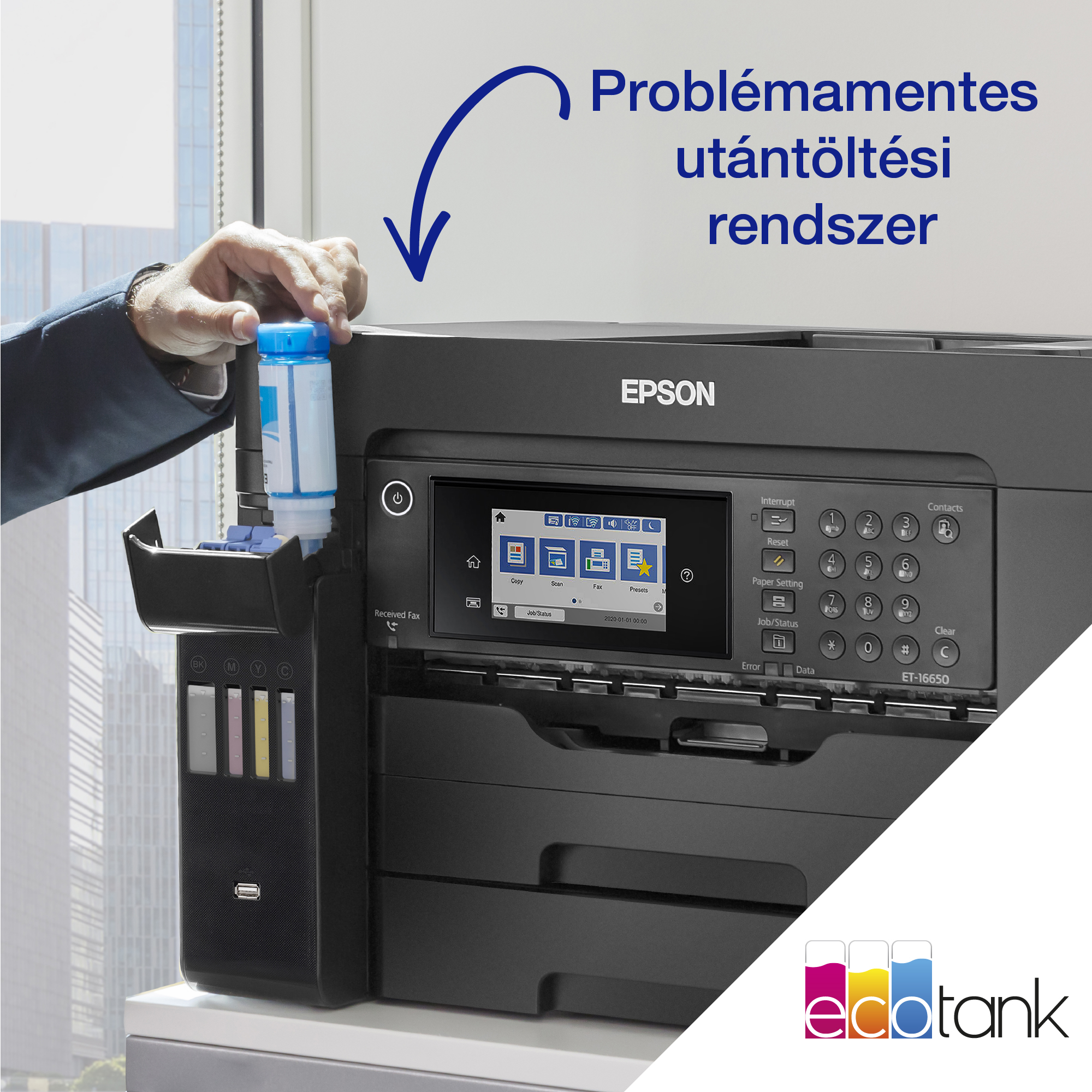 Egy személy kék tintával tölti fel az Epson nyomtatót. A nyomtató fekete, érintőképernyővel.
