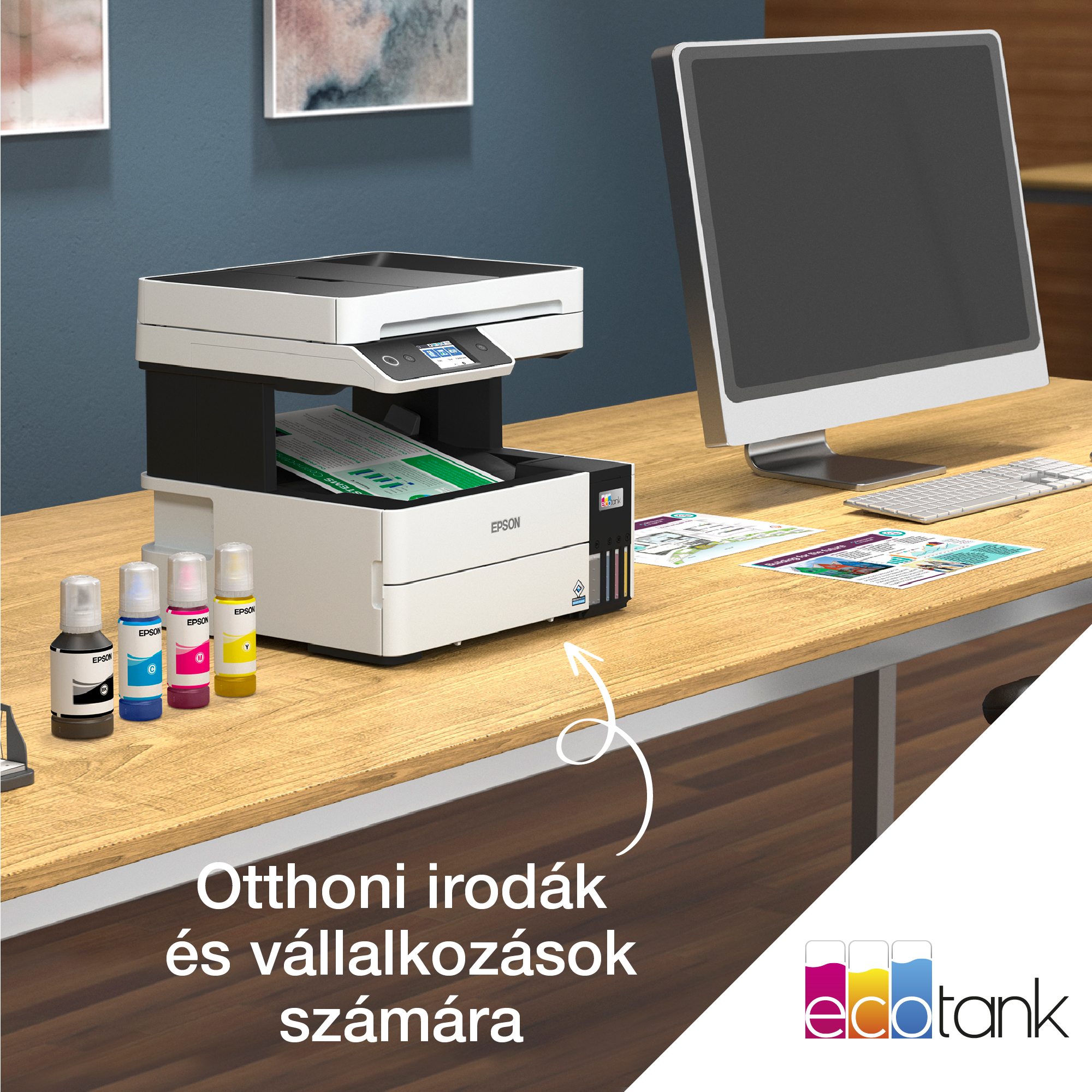 Epson nyomtató az asztalon, tintapalackokkal, monitorral és billentyűzettel. Szöveg: 'Otthoni irodák és vállalkozások számára', és 'ecotank' logó.