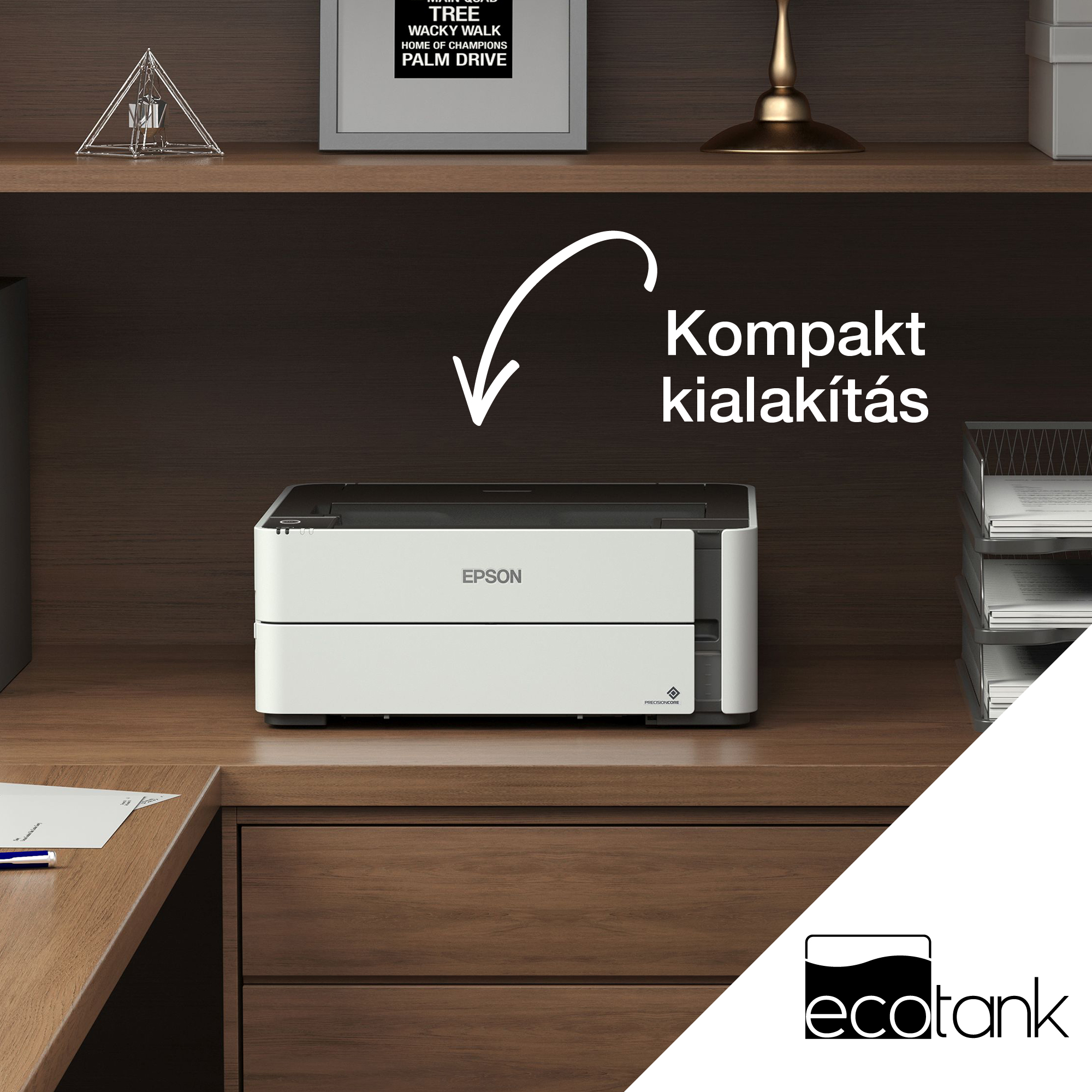 Egy fehér Epson nyomtató egy fa asztalon. A kép tartalmaz egy polcot és egy fiókot. A szöveg kompakt kialakítást ír.