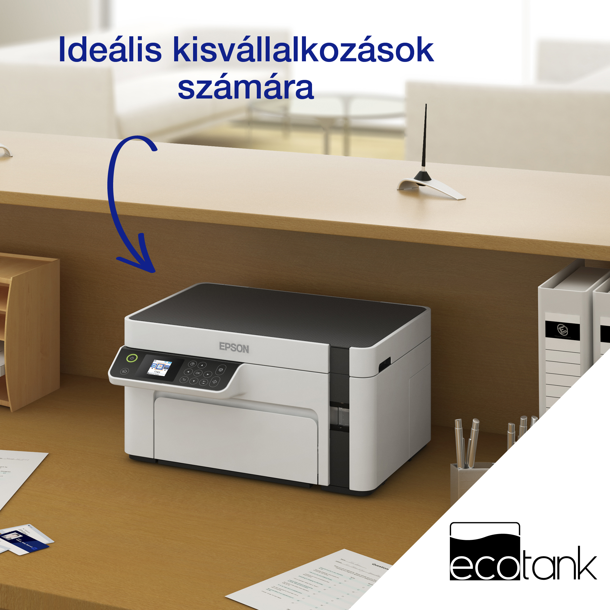 Egy Epson nyomtató egy fa asztalon. Dokumentumok és tollak is vannak az asztalon. A háttér elmosódott.
