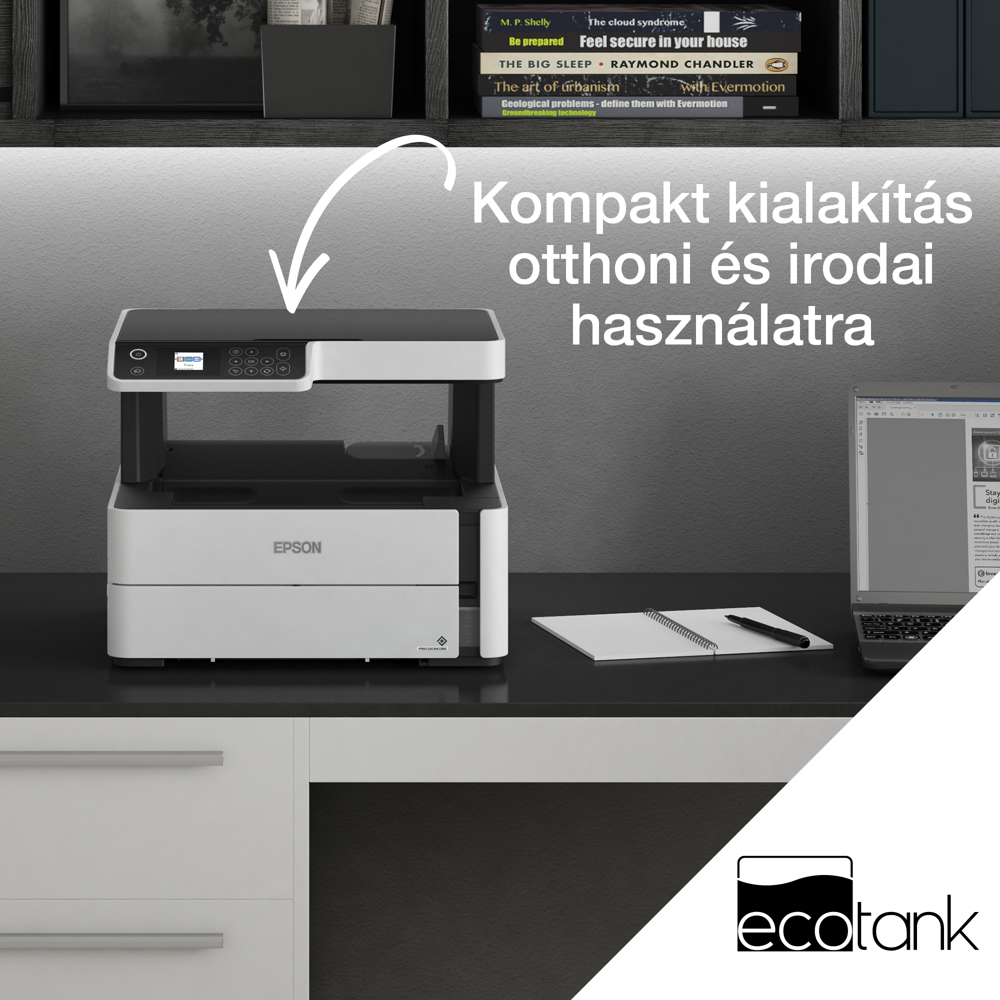 Egy fehér és fekete Epson nyomtató egy asztalon laptop, jegyzettömb és toll mellett.