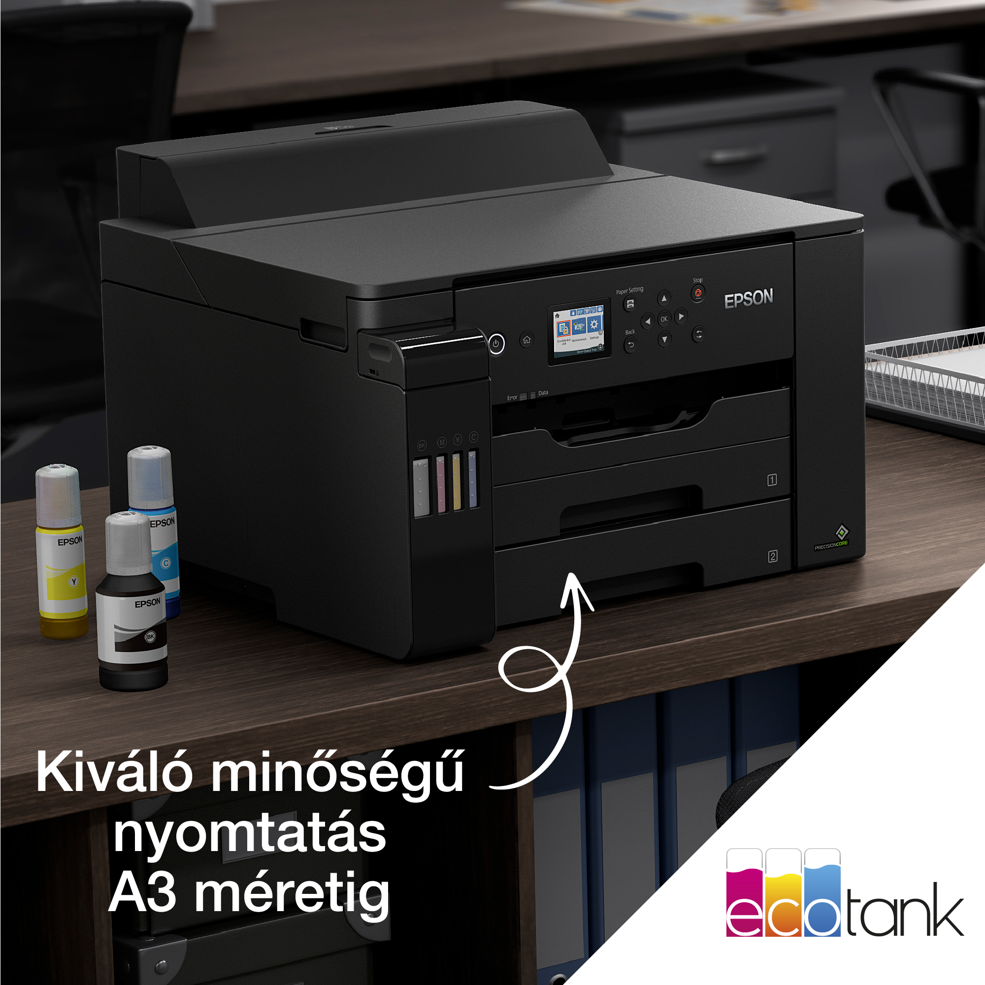 Egy fekete Epson nyomtató tintapalackokkal egy asztalon. A szöveg azt írja: 'Kiváló minőségű A3 nyomtatás'.