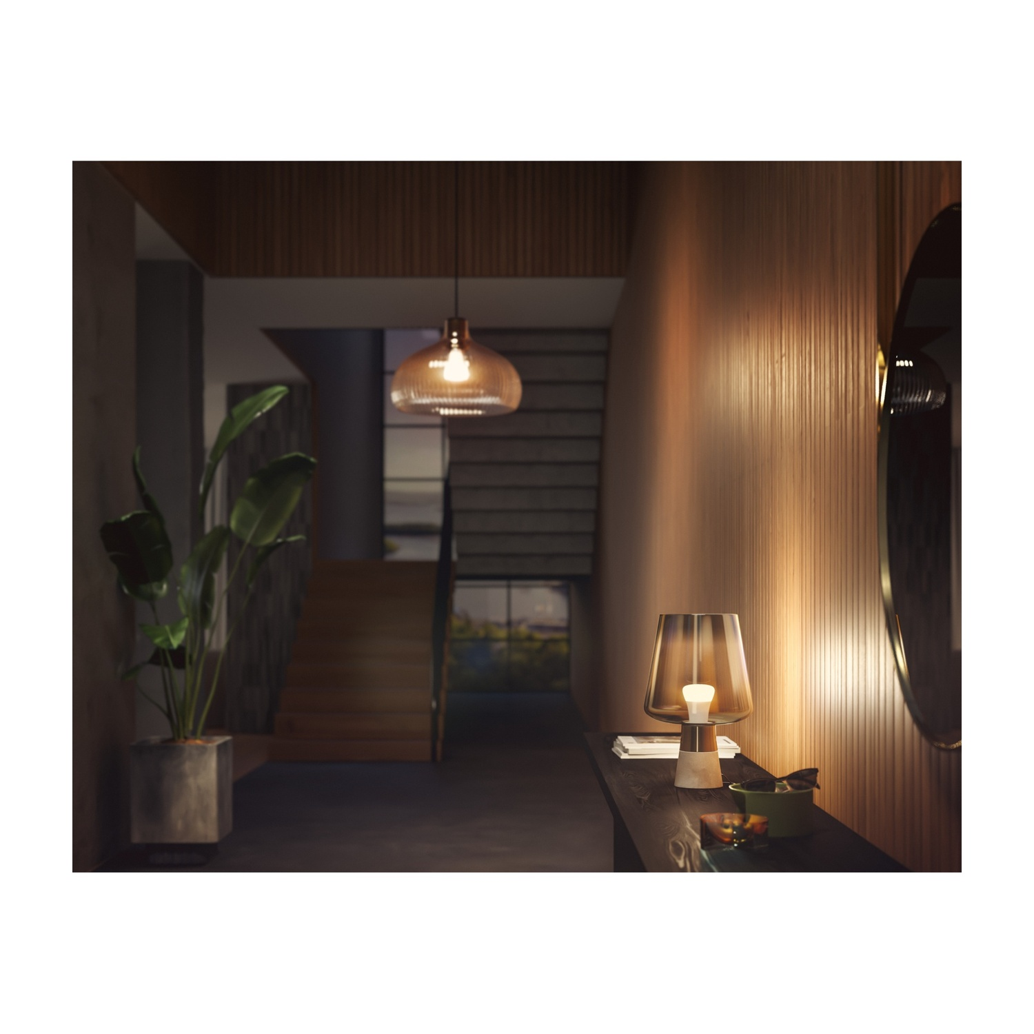 Interni moderni con lampada, pianta e scala. Illuminazione calda ed elementi in legno.