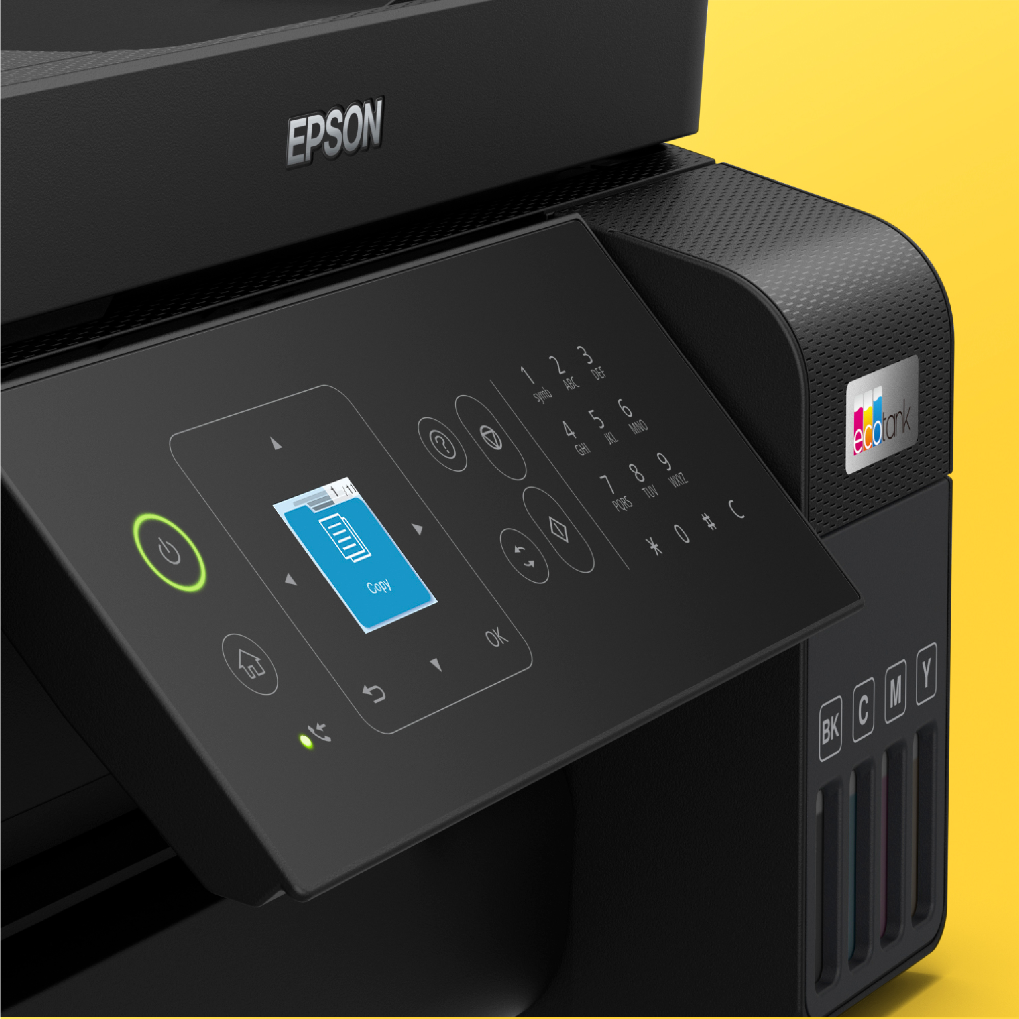 Fekete Epson nyomtató vezérlőpanellel. A képernyőn másolás ikon látható. A háttér sárga.