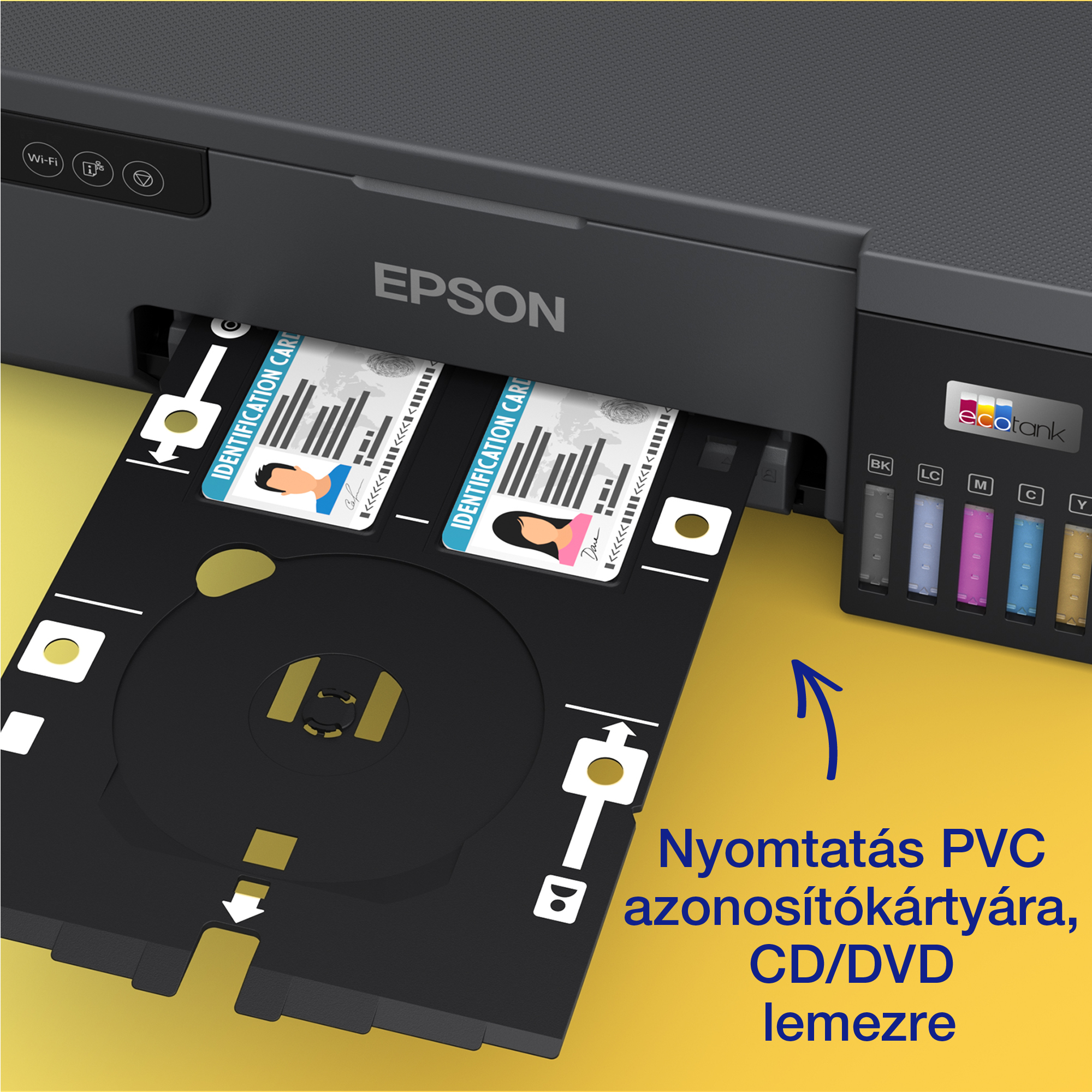 Egy Epson nyomtató, ami személyi igazolványokat nyomtat egy tálcára. Van tintatartálya és sárga háttere.