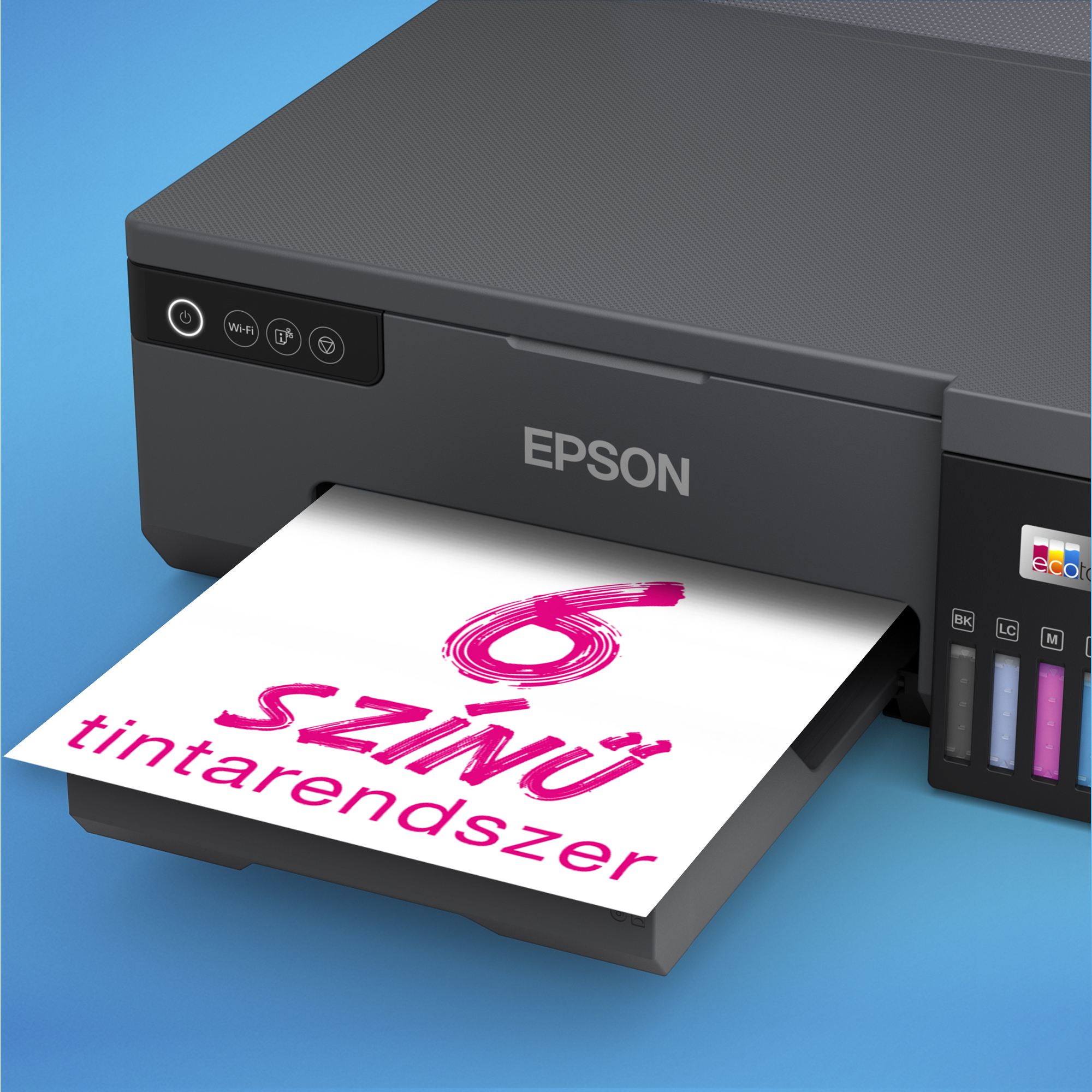 Egy Epson nyomtató rózsaszín '6 színű tintarendszer' feliratú papírt nyomtat kék háttér előtt.