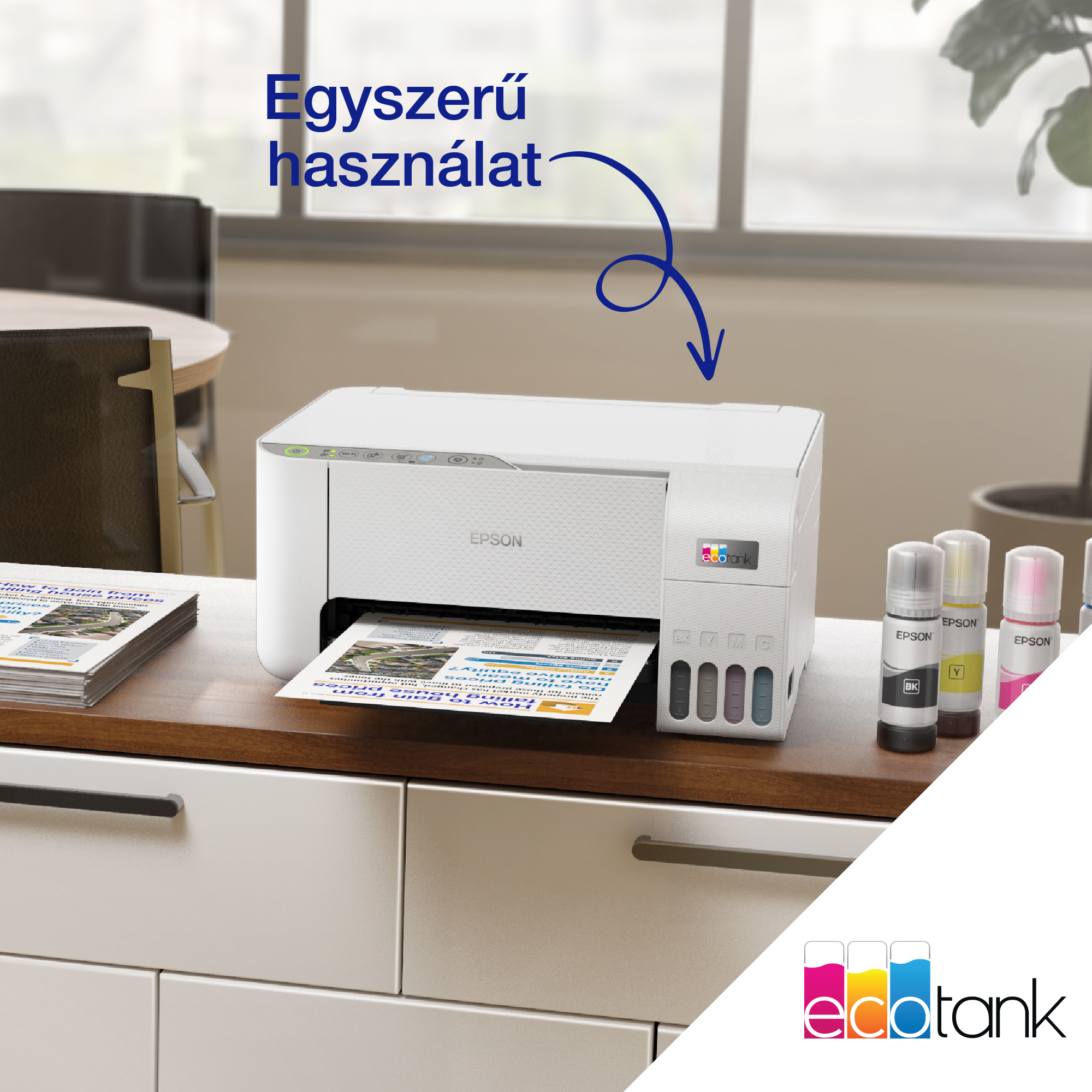 Fehér Epson nyomtató dokumentumot nyomtat. Tintapalackok és egy rakás papír a faasztalon.