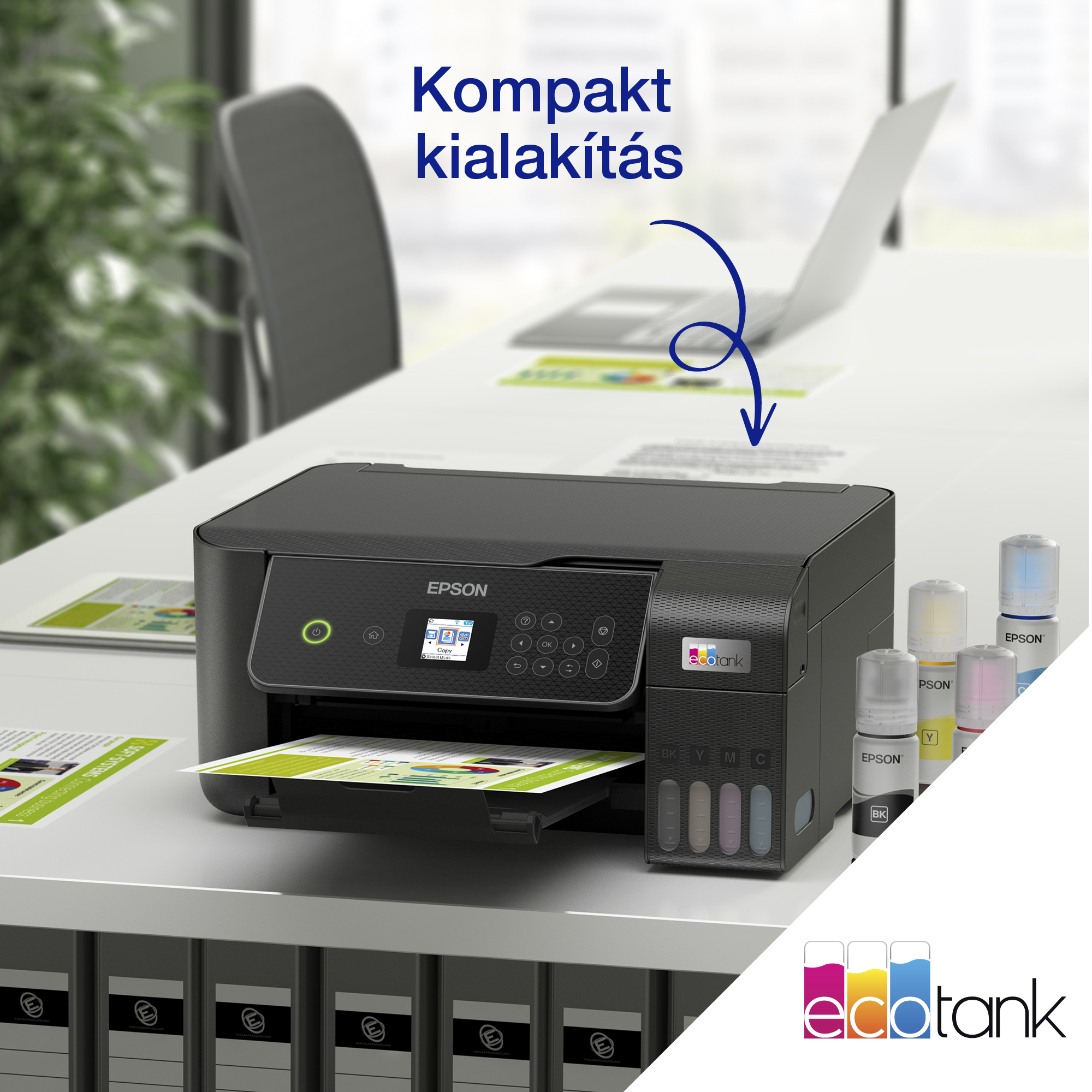 Fekete Epson nyomtató fehér asztalon. Látható tintapalackok. Zöld növény és laptop a háttérben.