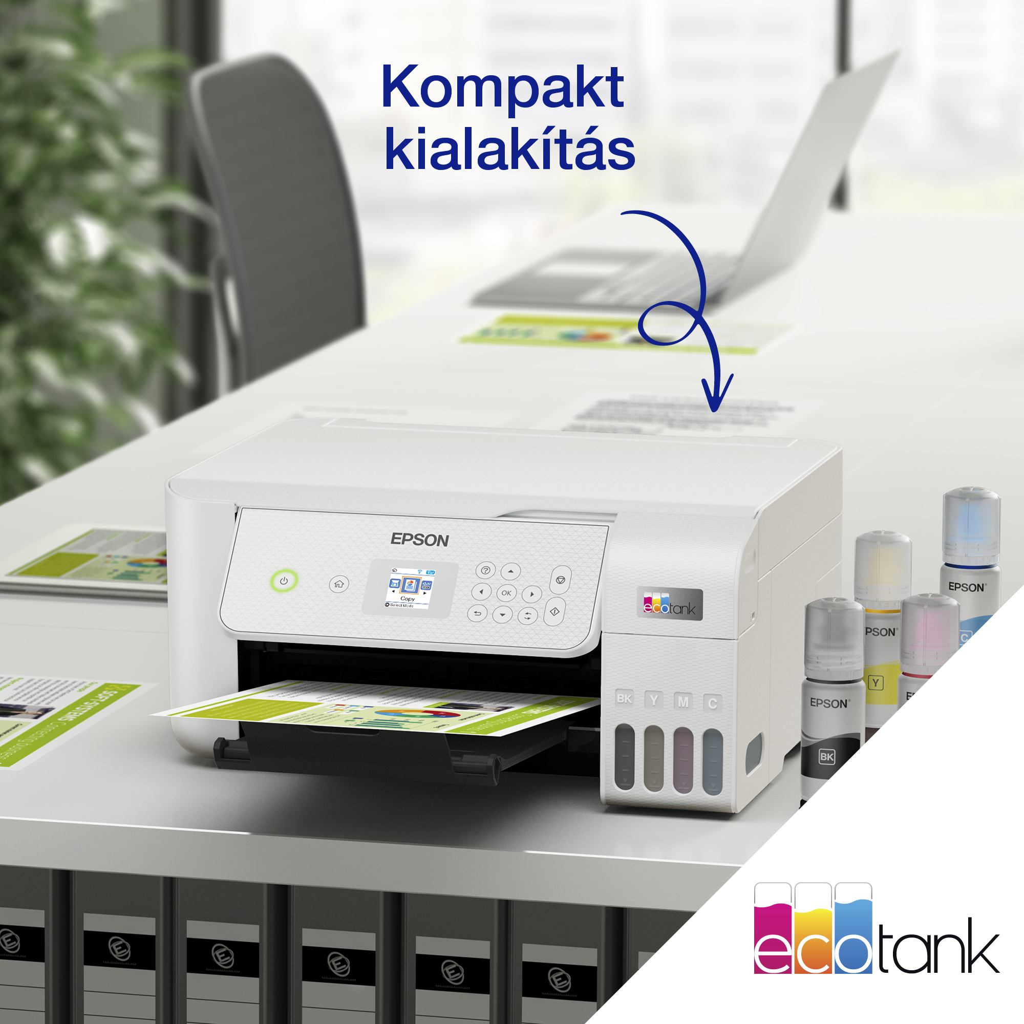 Egy fehér Epson nyomtató egy fehér asztalon. Tintapalackok a jobb oldalon. Egy laptop a háttérben.