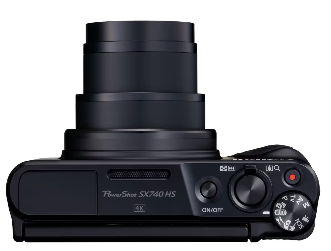 Czarny aparat Canon PowerShot SX740 HS. Na górze widać obiektyw, pokrętło trybu, przycisk włączania/wyłączania i inne elementy sterujące. Widoczna jest etykieta 4K.