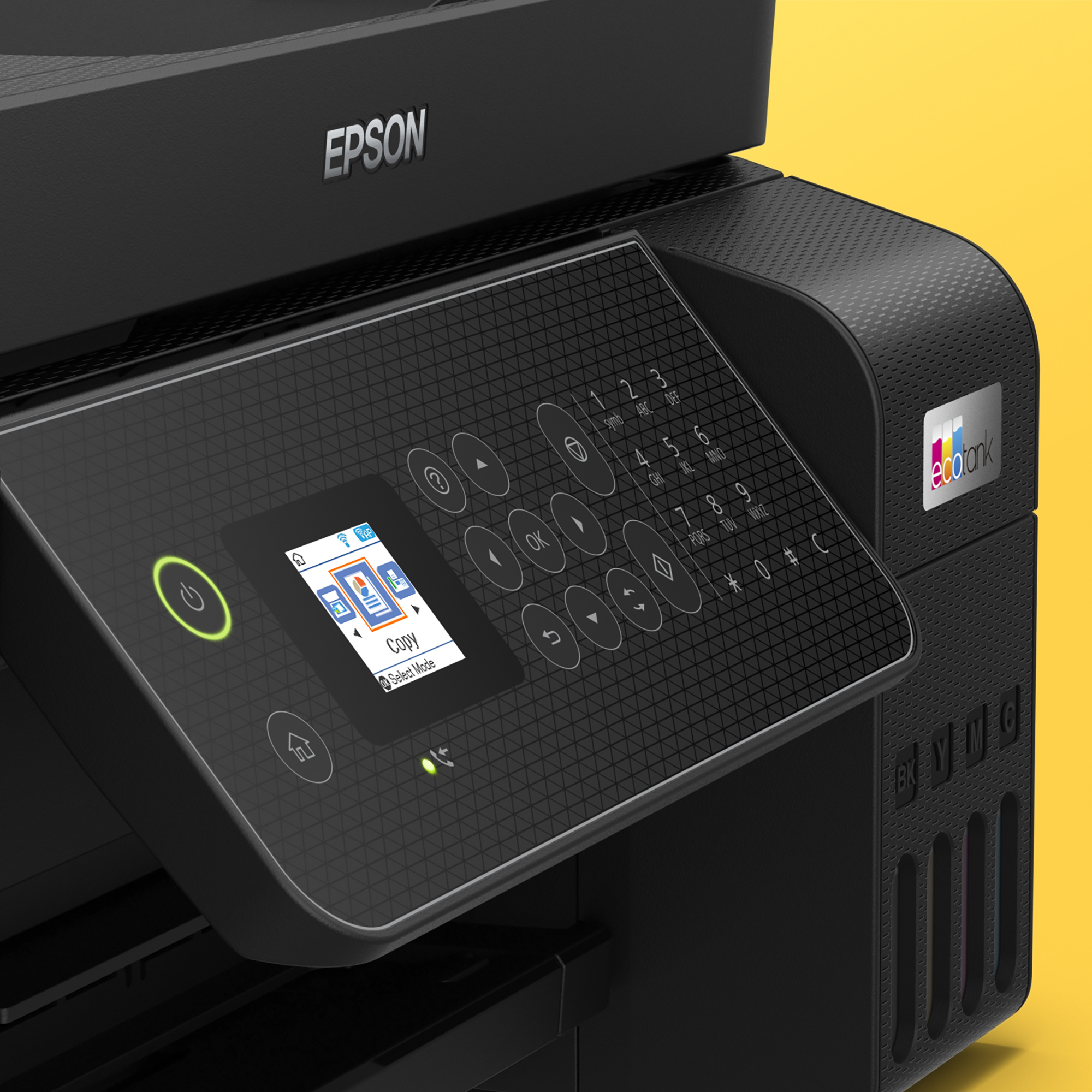 Egy fekete Epson nyomtató, vezérlőpanellel, képernyővel és gombokkal. A háttér sárga.