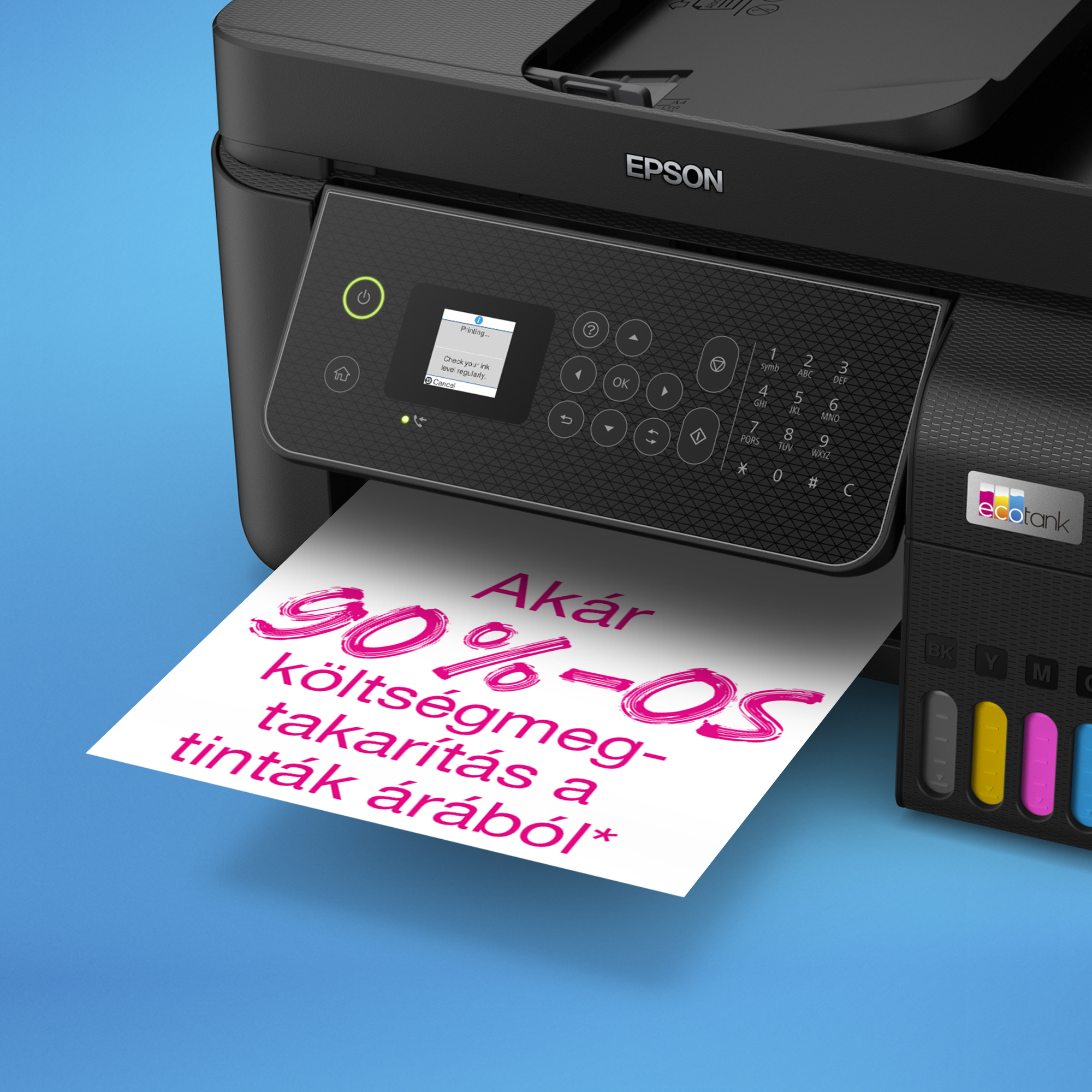 Fekete Epson nyomtató, amely rózsaszín szöveggel nyomtat egy papírra kék háttéren. A szöveg azt mondja, hogy '90% megtakarítás'.
