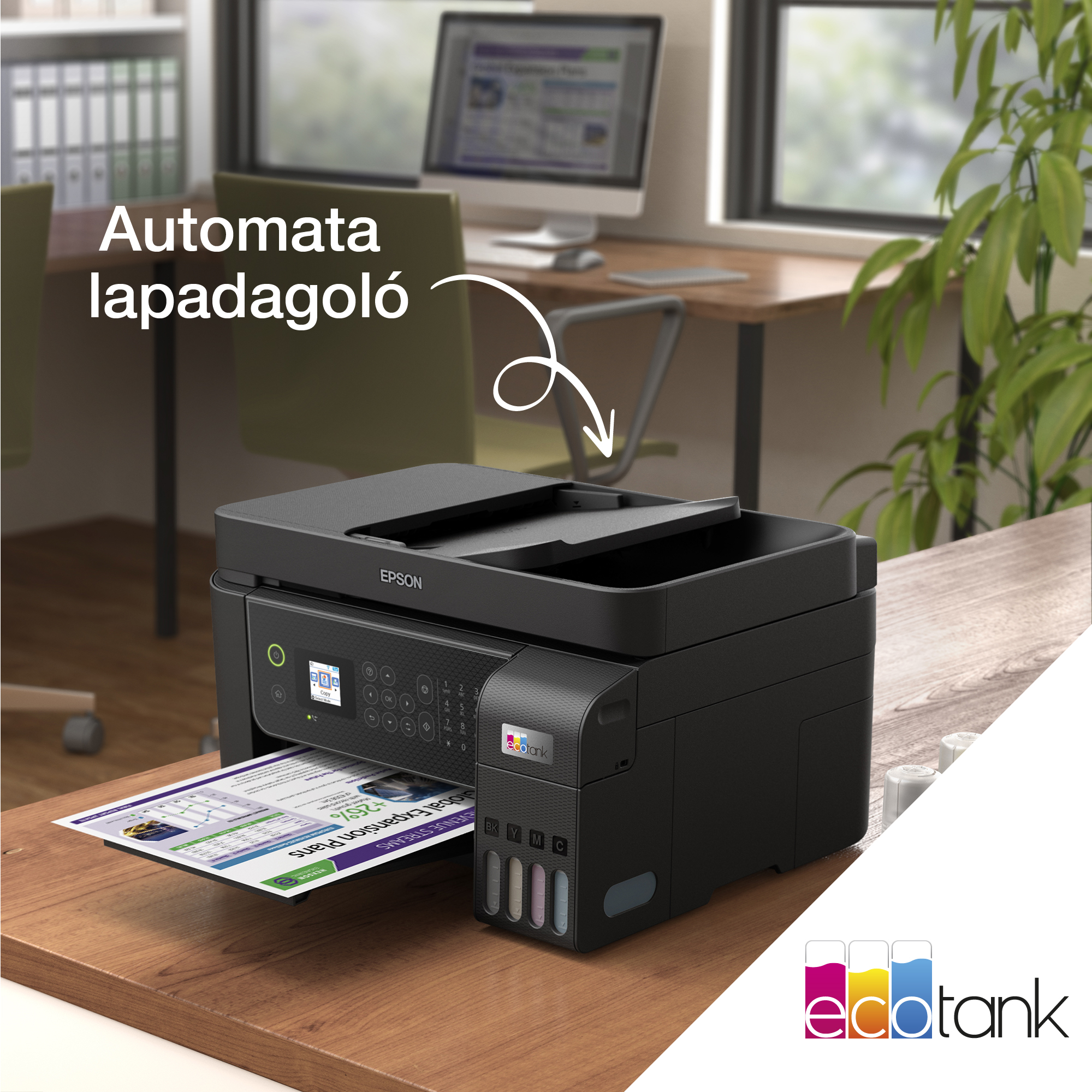 Fekete Epson nyomtató fa asztalon. Nyomtatott dokumentum a tálcában. A háttérben egy irodai környezet látható.
