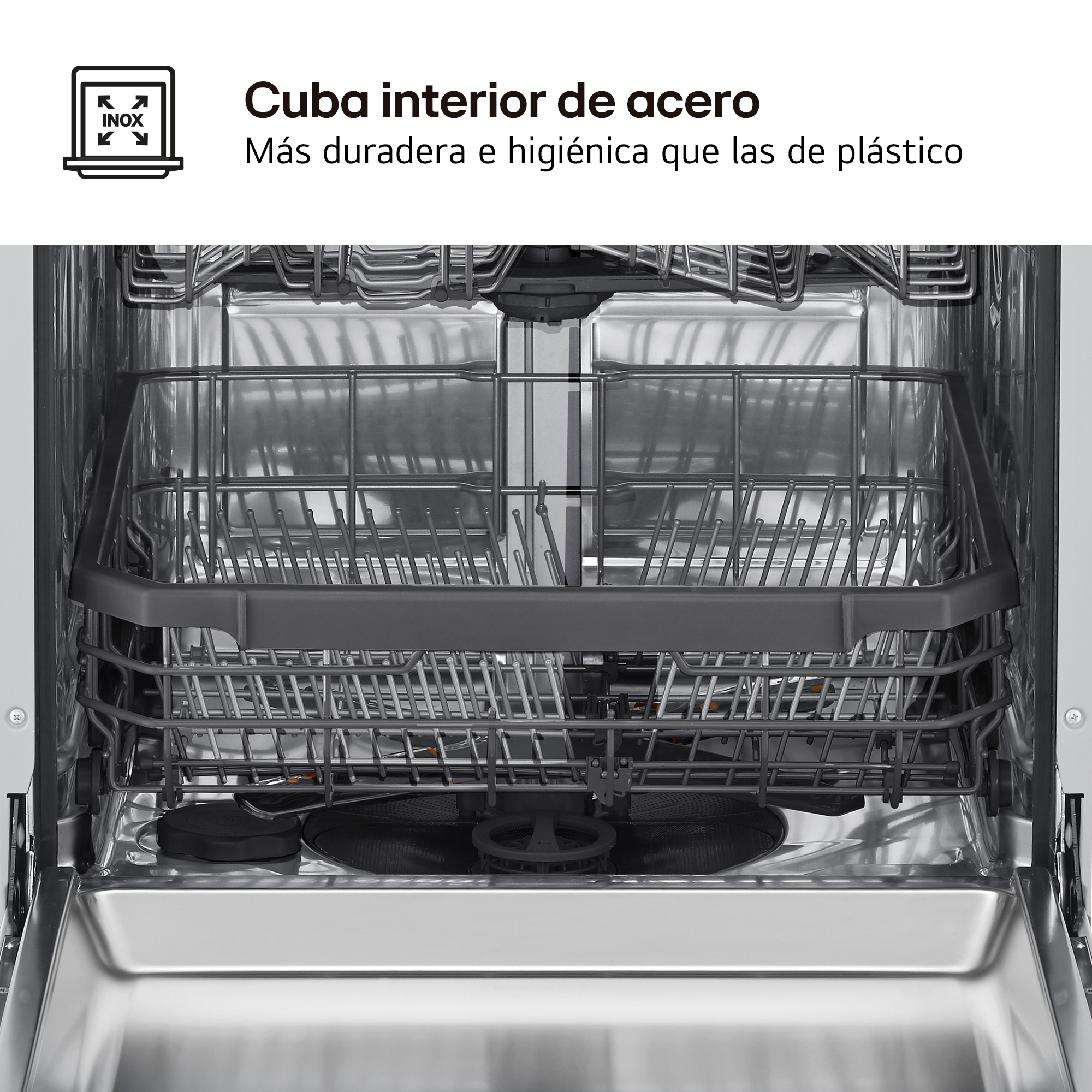 Cuba interior de acero. Más duradera e higiénica que las de plástico. Vista frontal del interior inoxidable del lavavajillas.