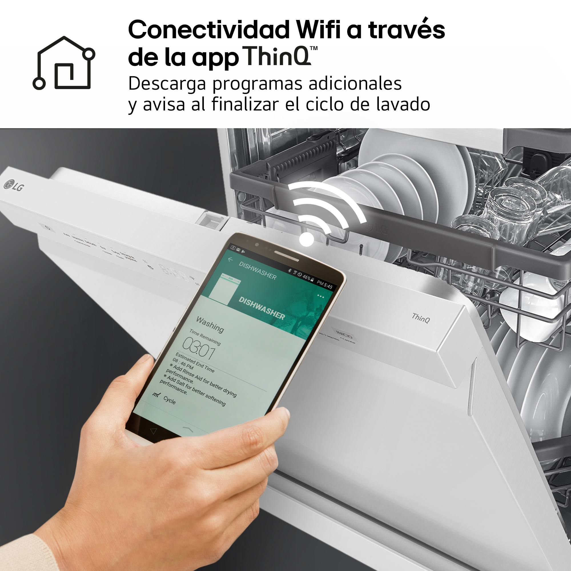Conectividad Wifi a través de la app ThinQ. Descarga programas adicionales y avisa al finalizar el ciclo de lavado. Mano con móvil y panel.