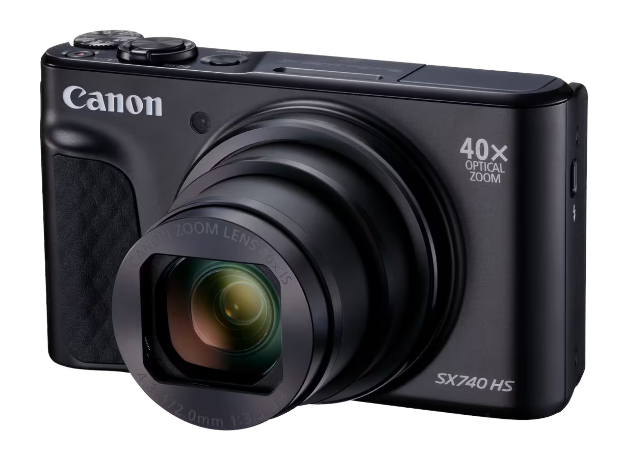 Czarny aparat cyfrowy Canon SX740 HS. Posiada obiektyw z zoomem, przyciski sterowania i logo Canon.