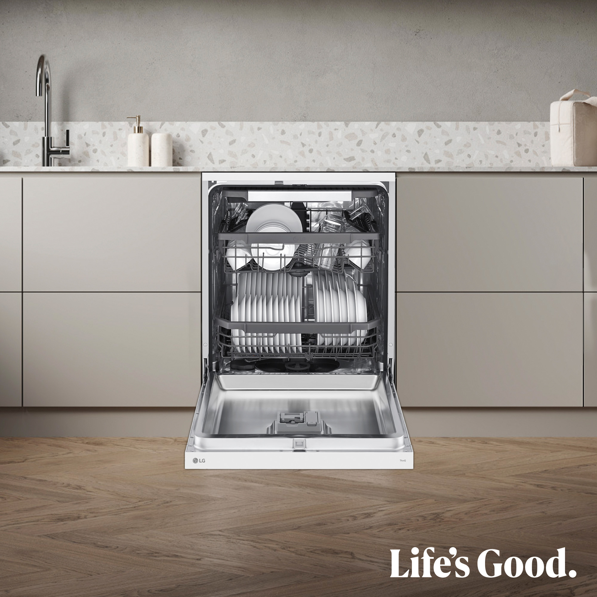 Lavavajillas LG abierto con platos dentro, sobre un fondo de cocina. Texto 'Life's Good' abajo.