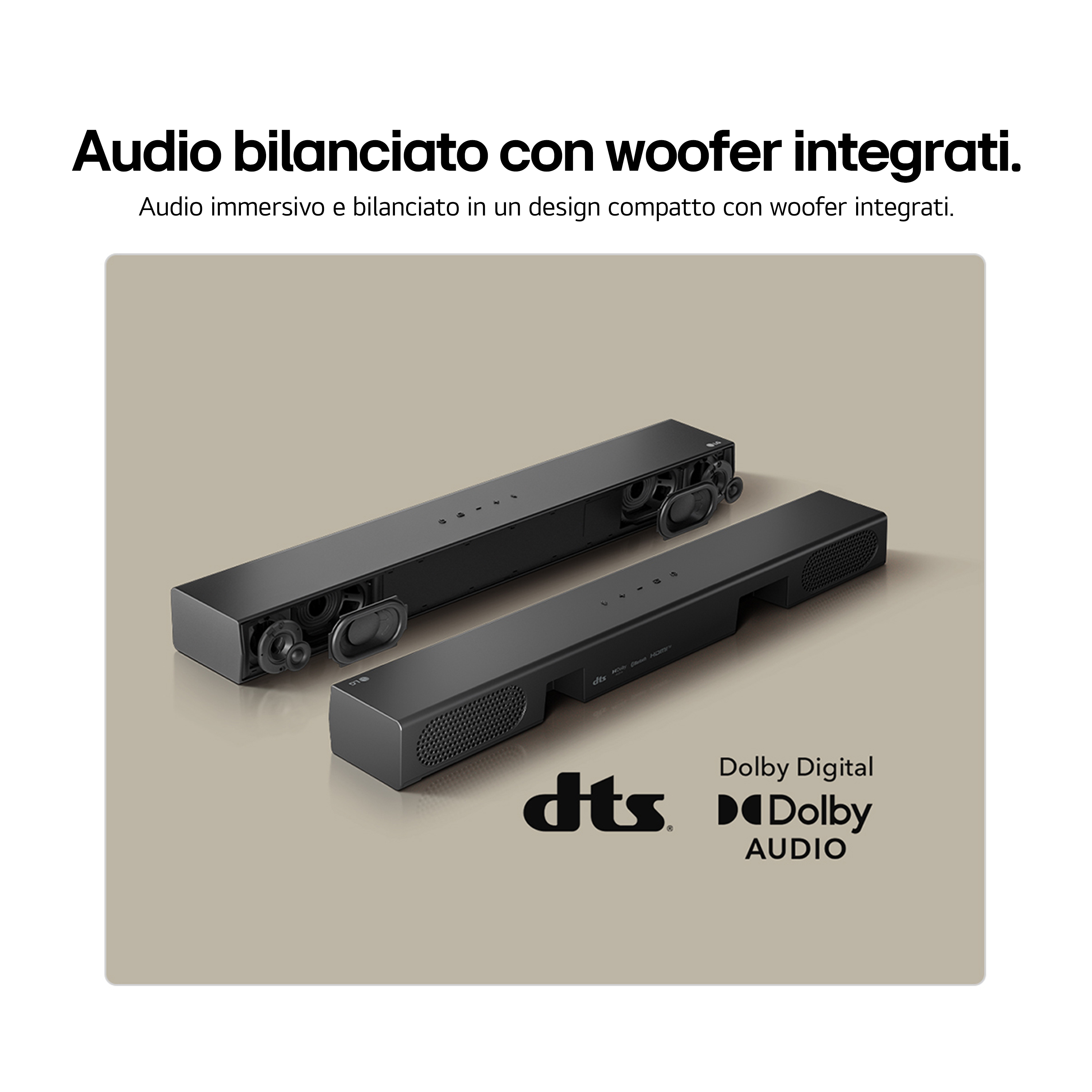 Due soundbar nere su superficie beige. Testo: 'Audio bilanciato con woofer integrati' e loghi Dolby Audio visibili.