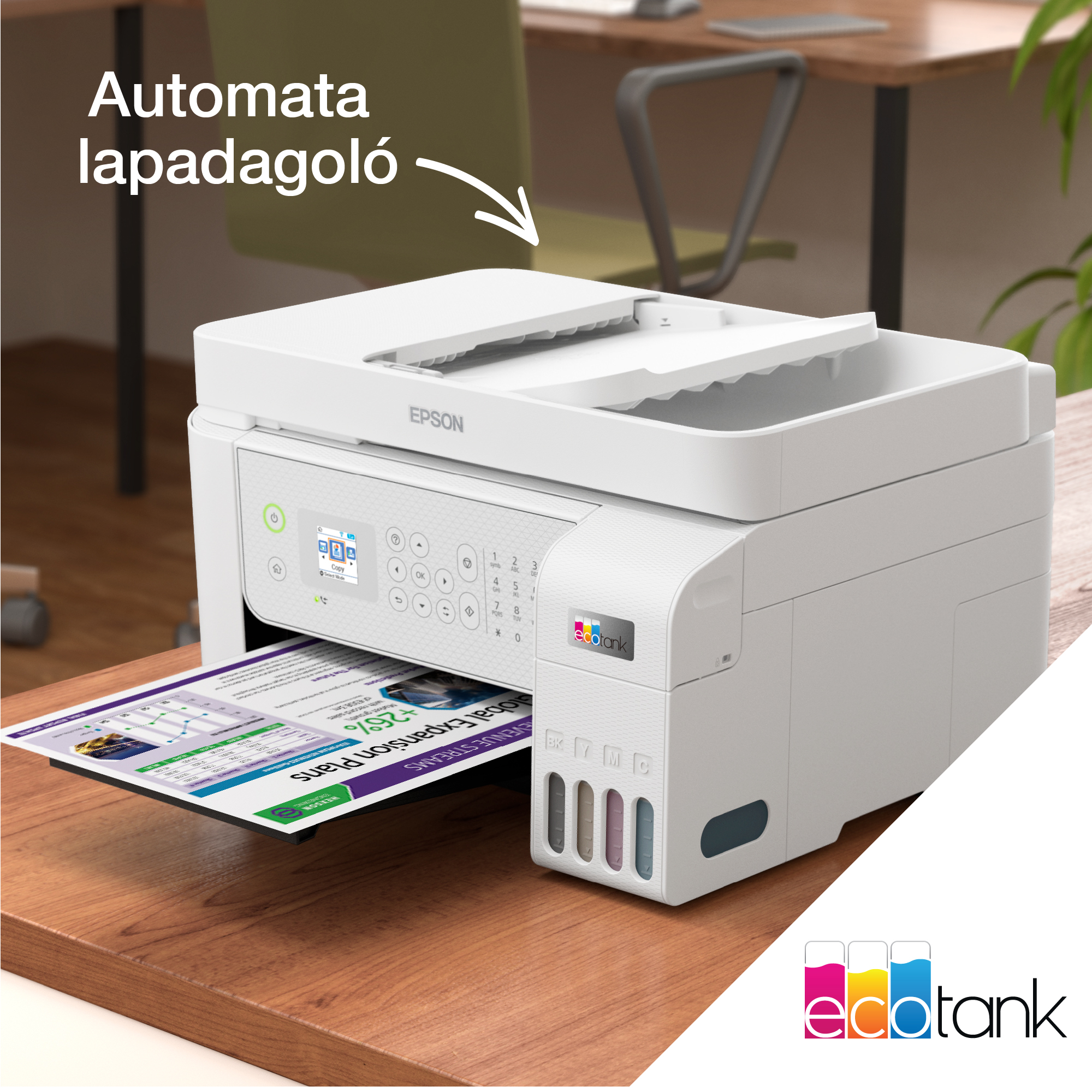 Egy fehér Epson nyomtató, amely egy dokumentumot nyomtat. A nyomtató egy faasztalon van, háttérben egy zöld székkel.