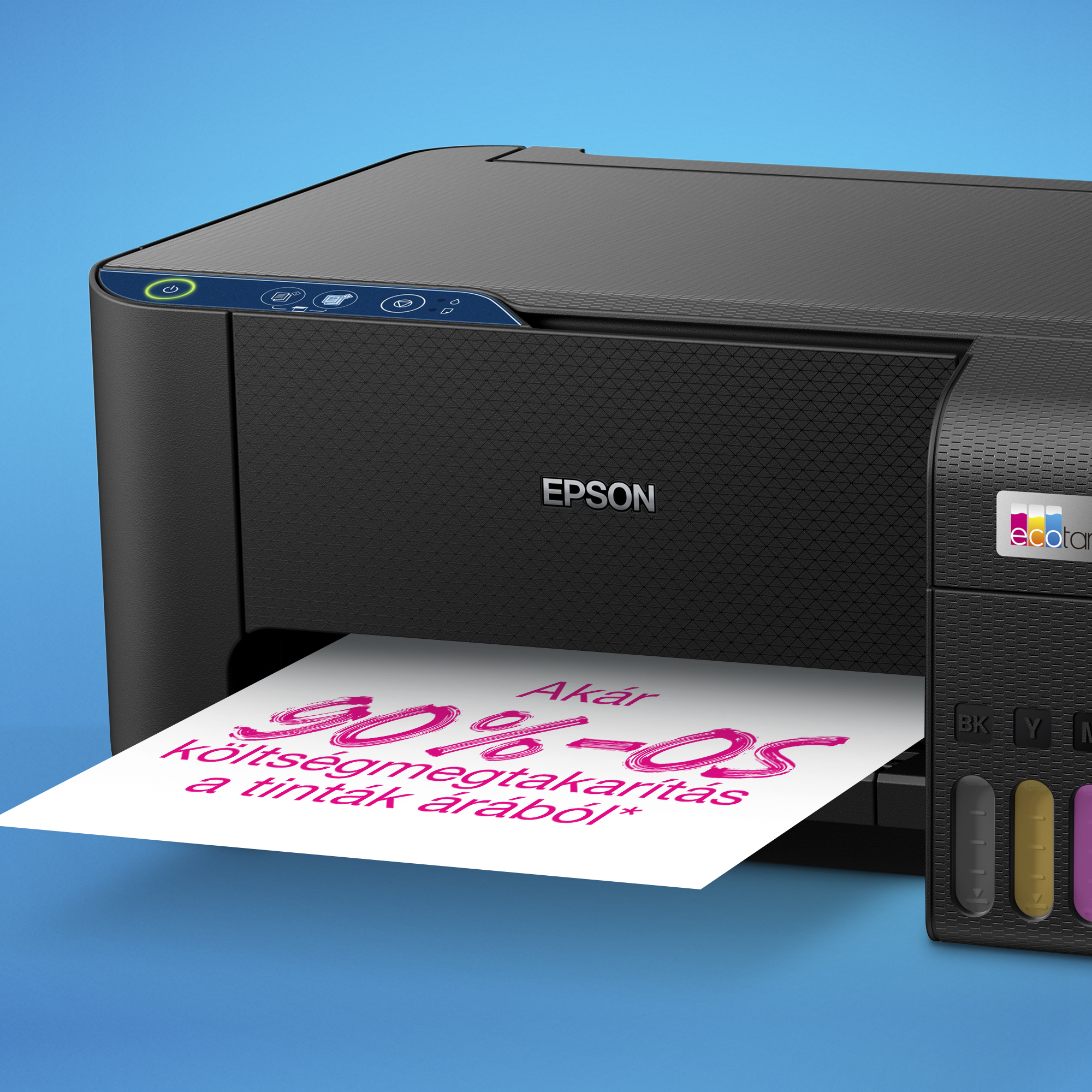 Egy Epson nyomtató rózsaszín szöveggel nyomtat egy papírt kék háttéren. A szöveg: 90% megtakarítás.