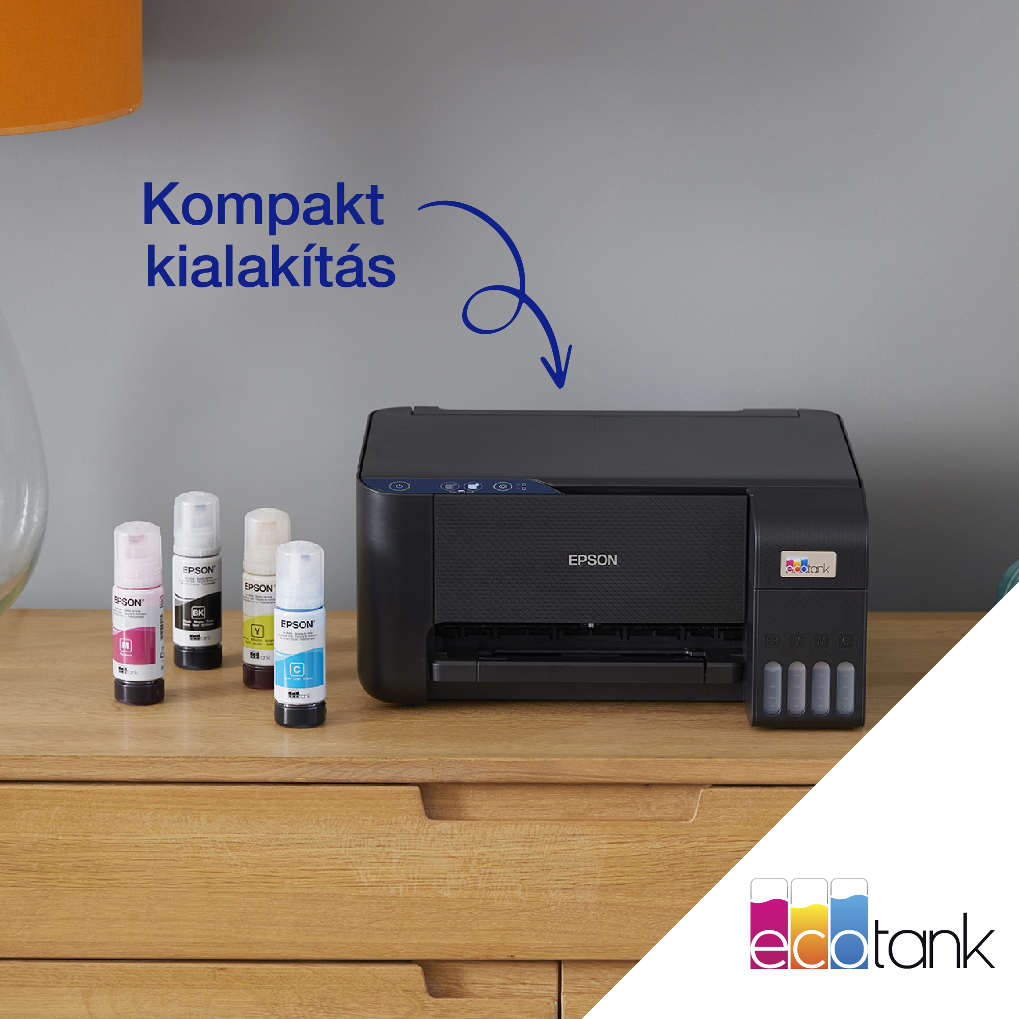Epson nyomtató és tintapalackok egy faasztalon. A háttér szürke, és tartalmaz egy magyar nyelvű szöveget.