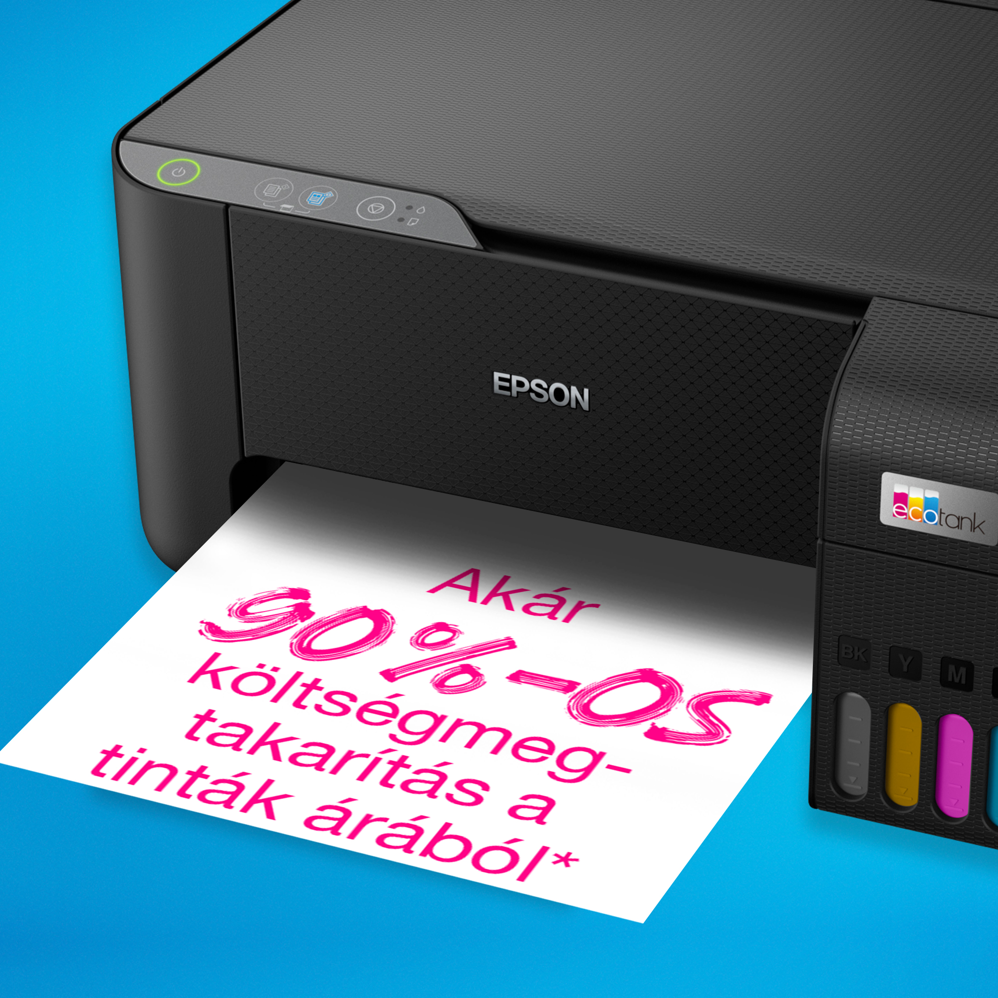 Fekete Epson nyomtató, amely rózsaszín szöveggel nyomtat papírra kék háttéren. A papíron a '90% költségmegtakarítás' olvasható.