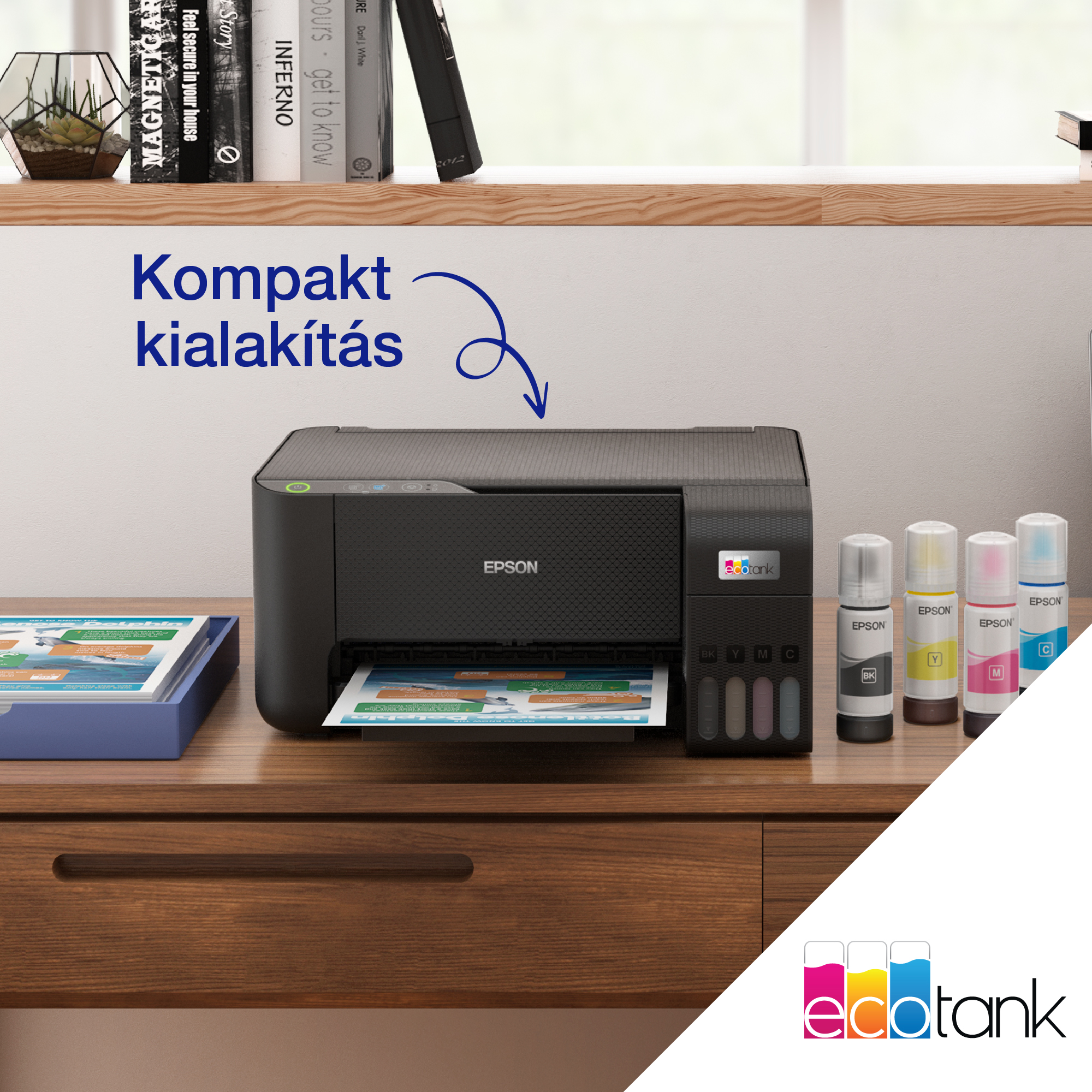 Egy fekete Epson nyomtató egy fa asztalon. Tintapalackok vannak mellette. Könyvek és egy növény a felette lévő polcon.