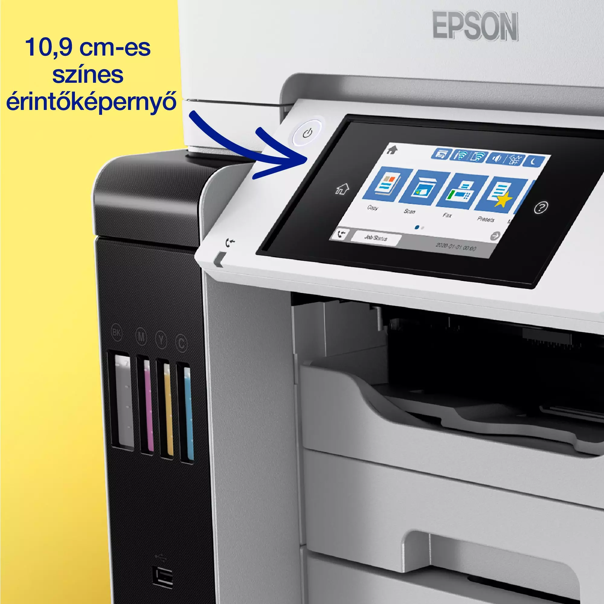 Egy Epson nyomtató érintőképernyővel, amely különböző ikonokat és opciókat jelenít meg. A bekapcsológombot egy kék nyíl emeli ki.
