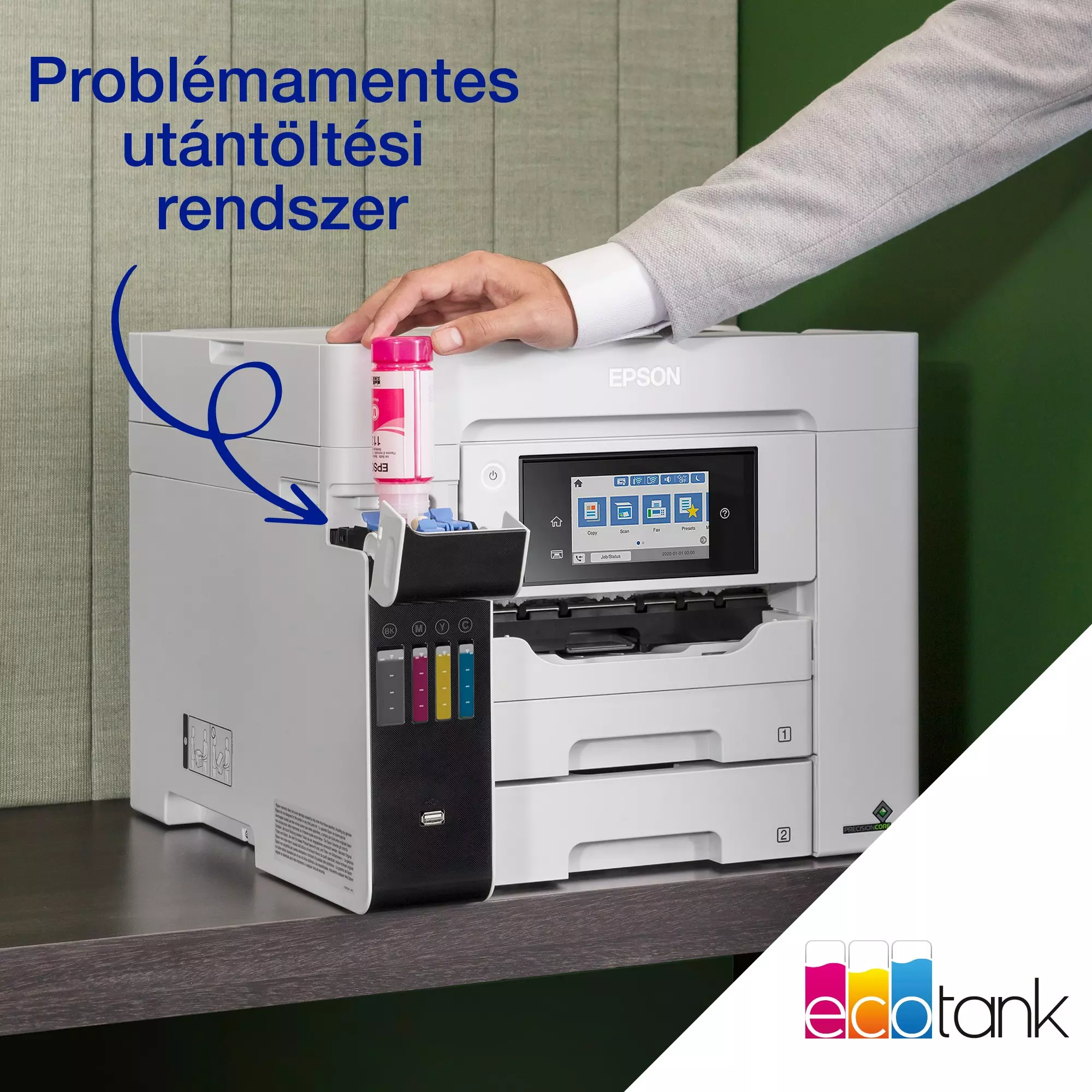 Egy kéz utántölt egy Epson nyomtatót. A nyomtató egy polcon van. A jelenet egy irodai környezetben játszódik.