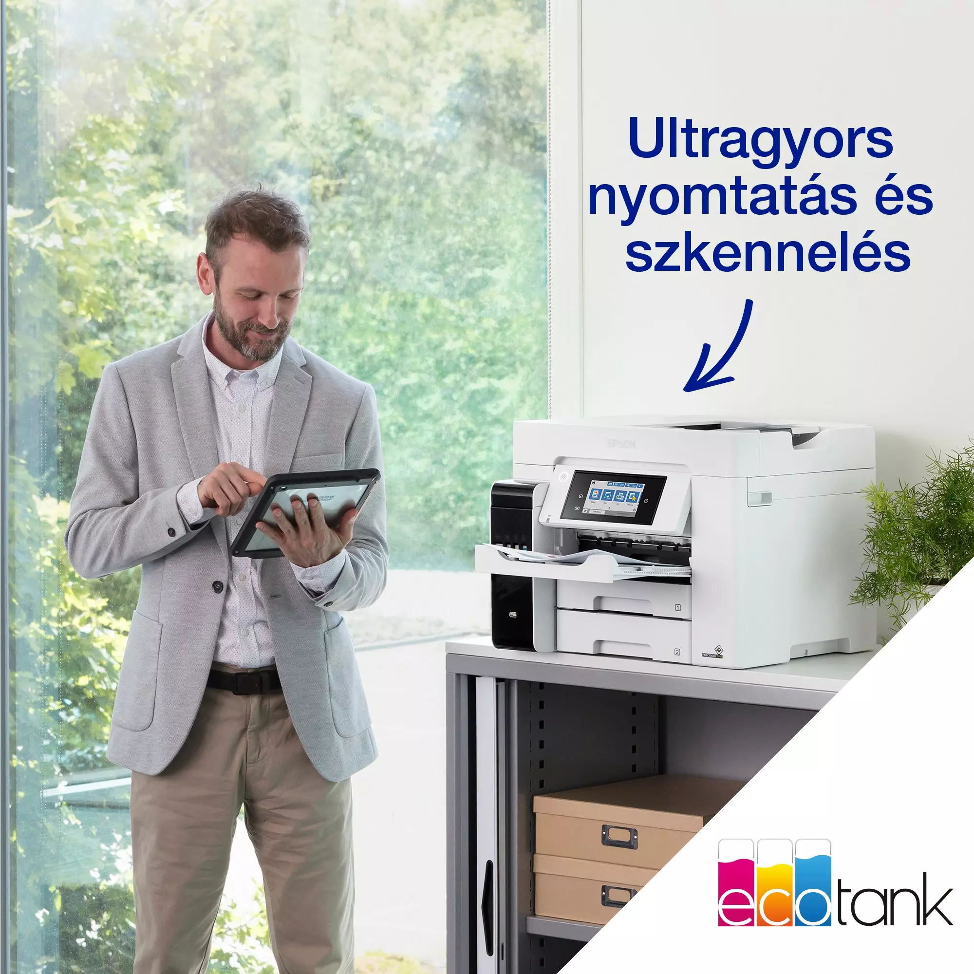 Egy férfi táblagépet használ egy fehér nyomtató közelében. A szöveg a tetején: 'ultragyor nyomtatás és szkennelés'.