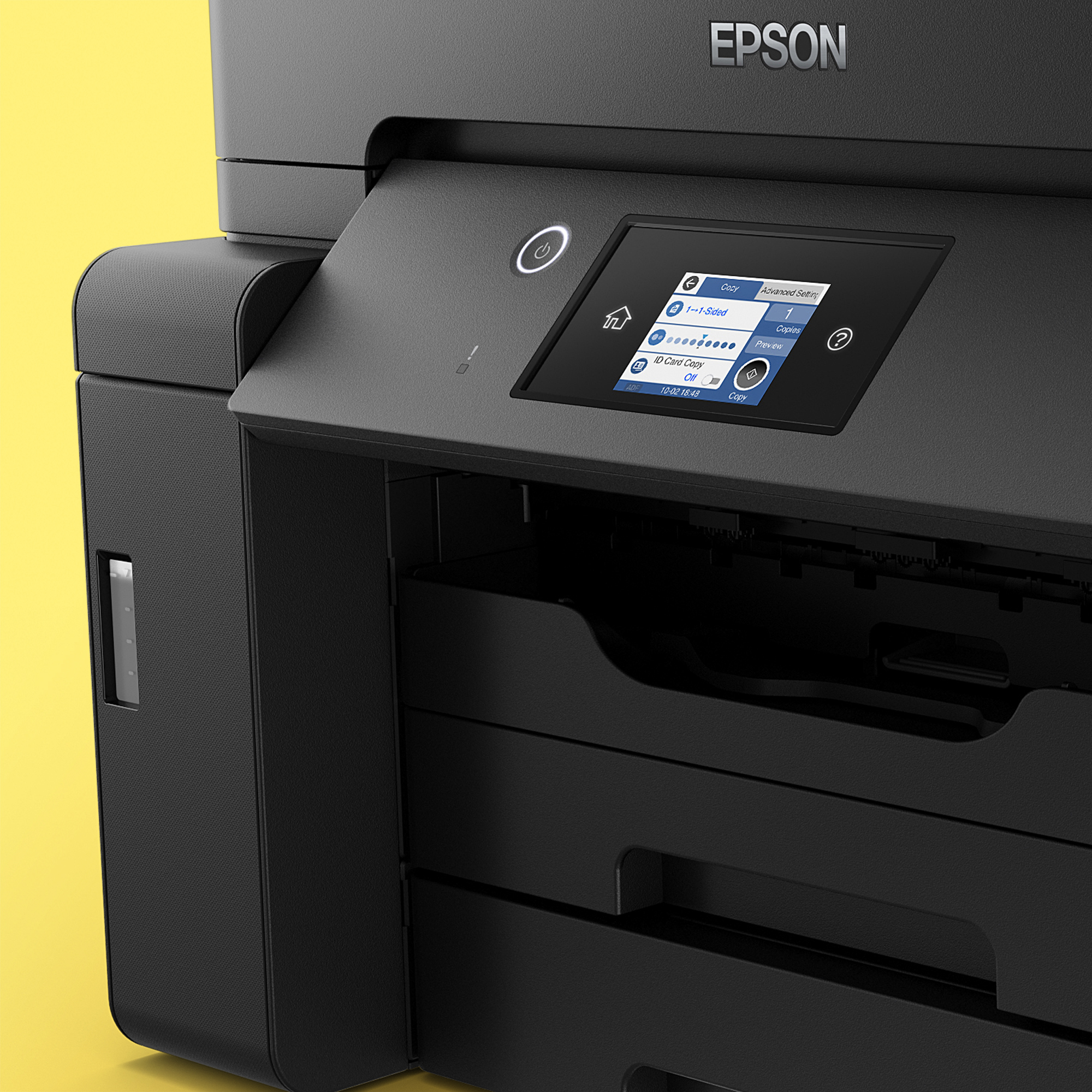 Fekete Epson nyomtató sárga háttéren. Van egy képernyője és gombjai. Az Epson logó látható.