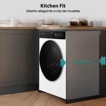 Una lavadora blanca está integrada en un armario de cocina. La máquina tiene una puerta negra y un panel de control.