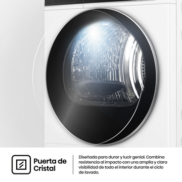 Primer plano de una puerta de lavadora con panel de vidrio transparente. La puerta es negra con marco plateado. El fondo es blanco.