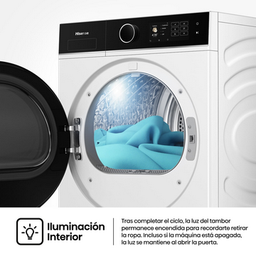 Secadora Hisense blanca con puerta abierta, mostrando tela azul dentro. El panel de control es negro.