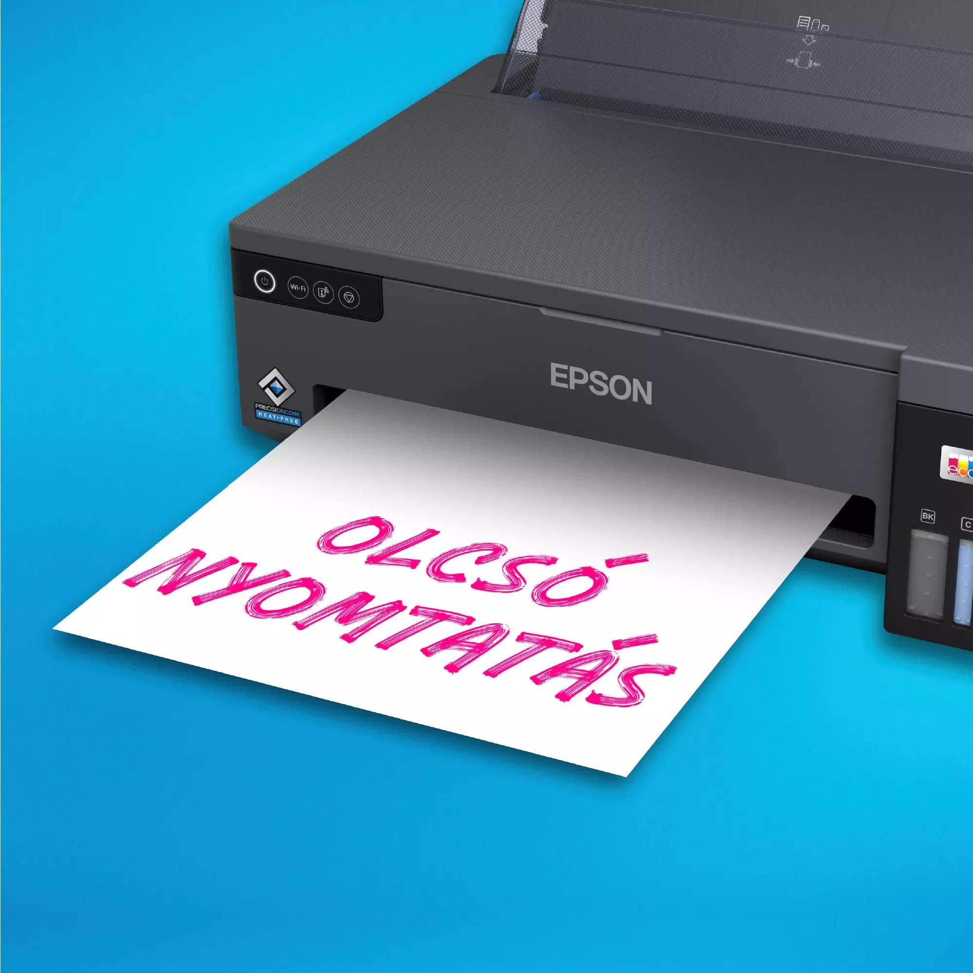 Egy Epson nyomtató rózsaszín tintával nyomtat egy papírra 'OLCSÓ NYOMTATÁS' feliratot. A háttér kék.