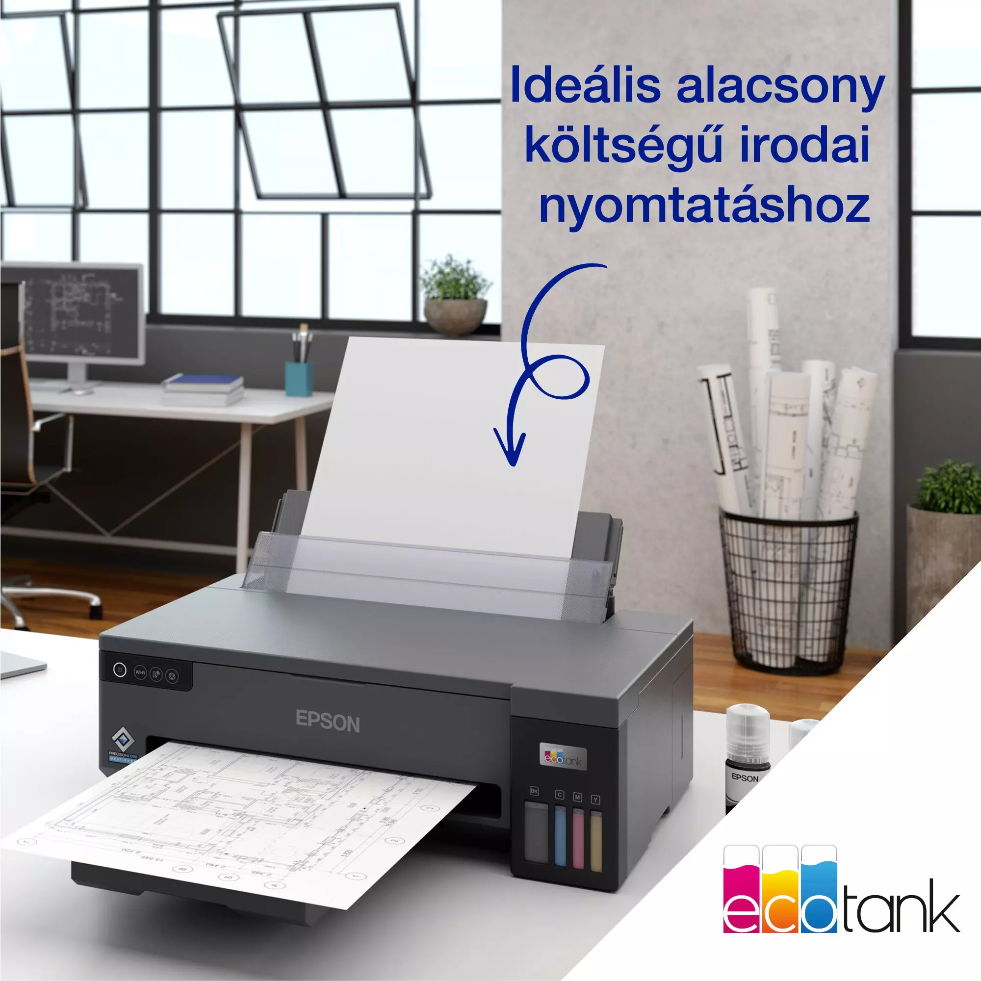 Egy Epson Ecotank nyomtató egy asztalon. A nyomtató egy tervrajzot nyomtat. A háttérben egy iroda látható.