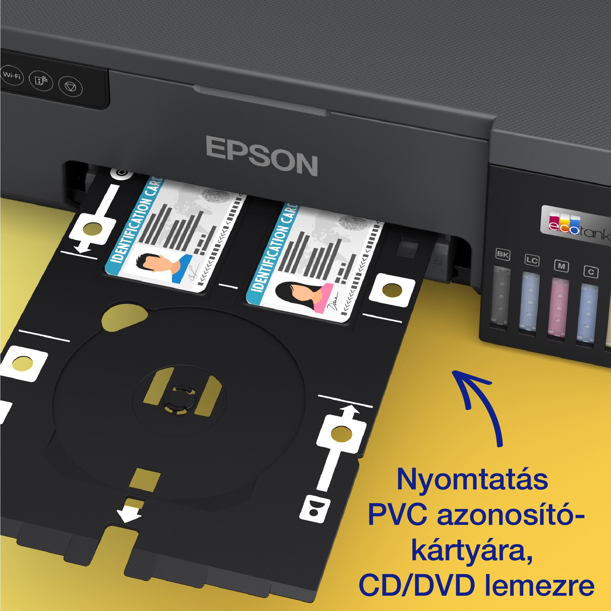 Egy Epson nyomtató azonosító kártyákat nyomtat sárga felületre. A kártyák egy fekete tálcán vannak. A nyomtatón tintatartályok vannak.