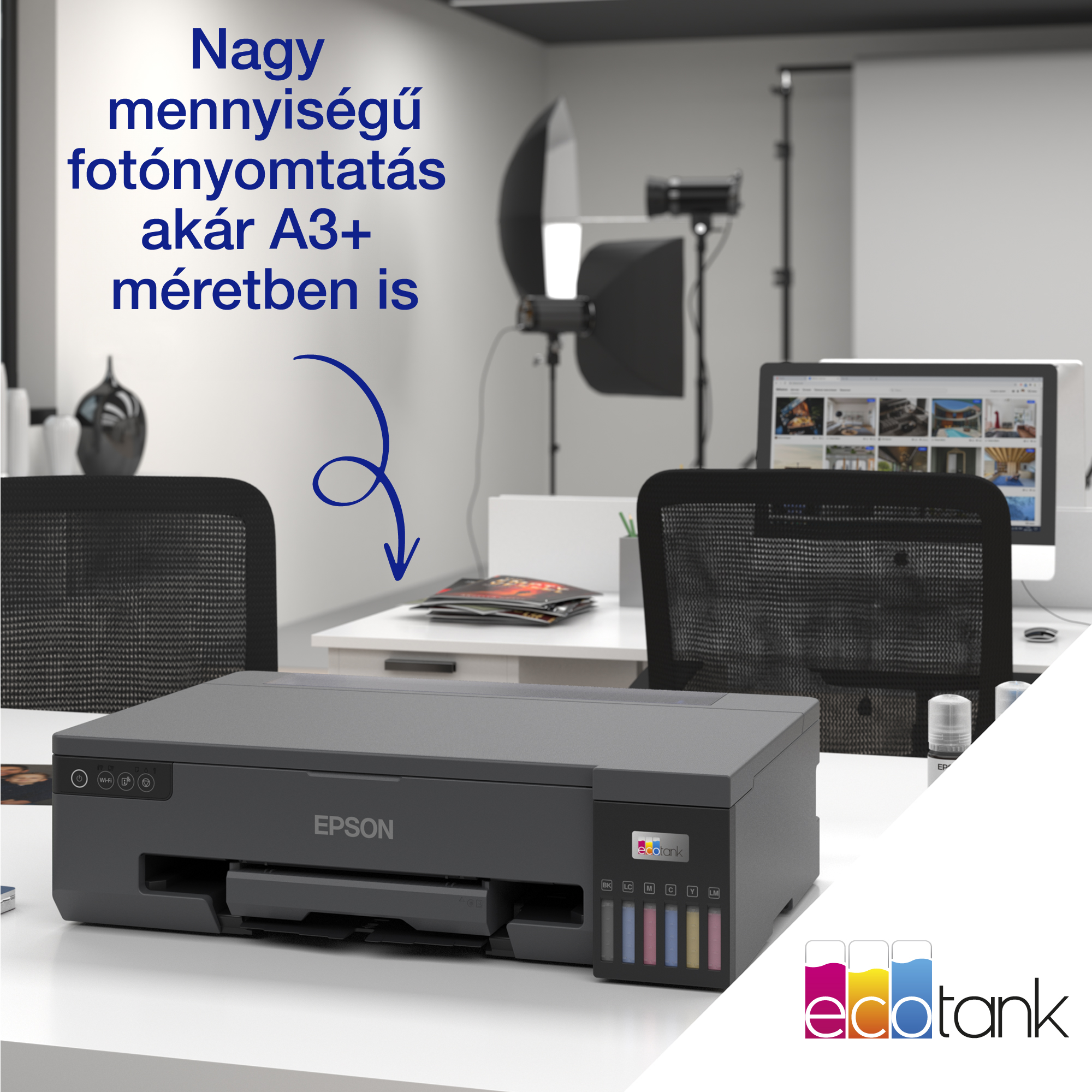 Epson nyomtató fehér asztalon. Szöveg: nagy mennyiségű fotónyomtatás, akár A3+ méretben is. Irodai környezet.