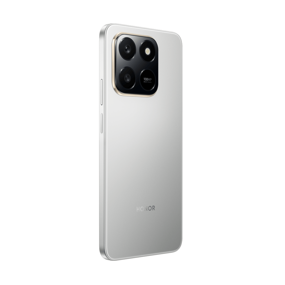 Egy ezüst Honor telefon hátulján négy kamerás rendszerrel. A telefon enyhén szögben van, a hátulját és az oldalát mutatja.