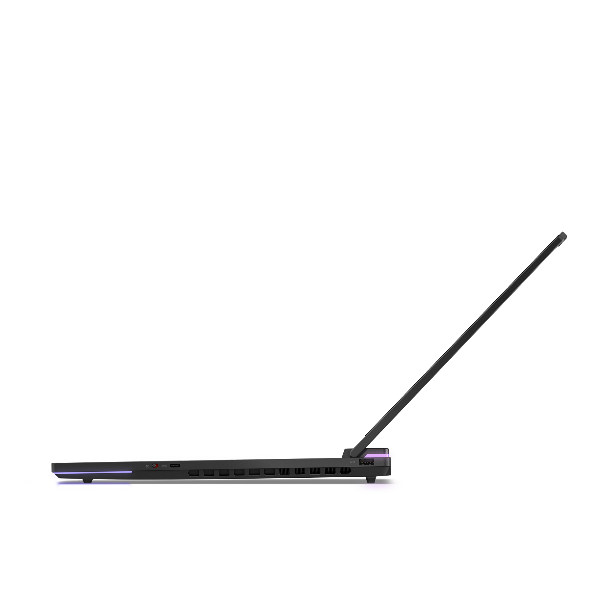 Zijaanzicht van een zwarte laptop met open scherm. De basis heeft poorten, het scherm is dun en schuin.