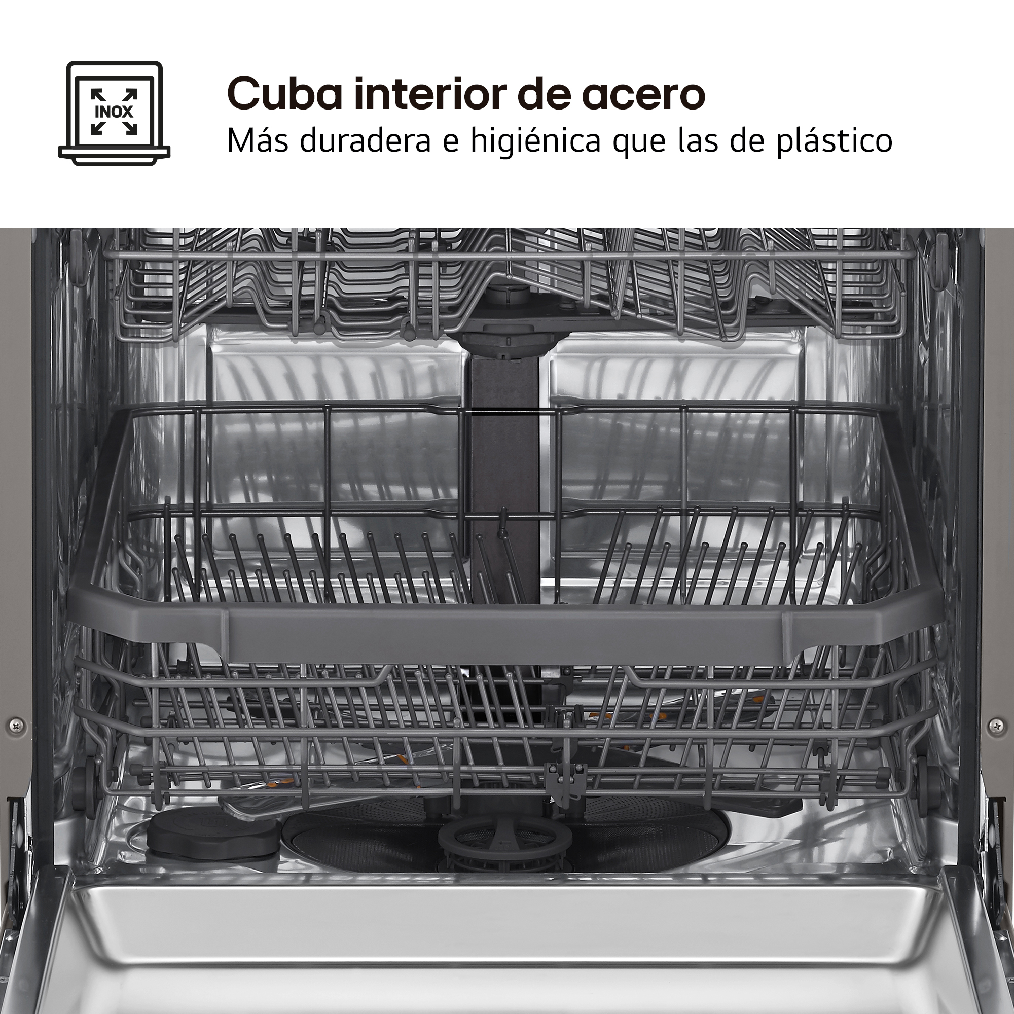 Cuba interior de acero. Más duradera e higiénica que las de plástico. Vista frontal del interior inoxidable del lavavajillas.