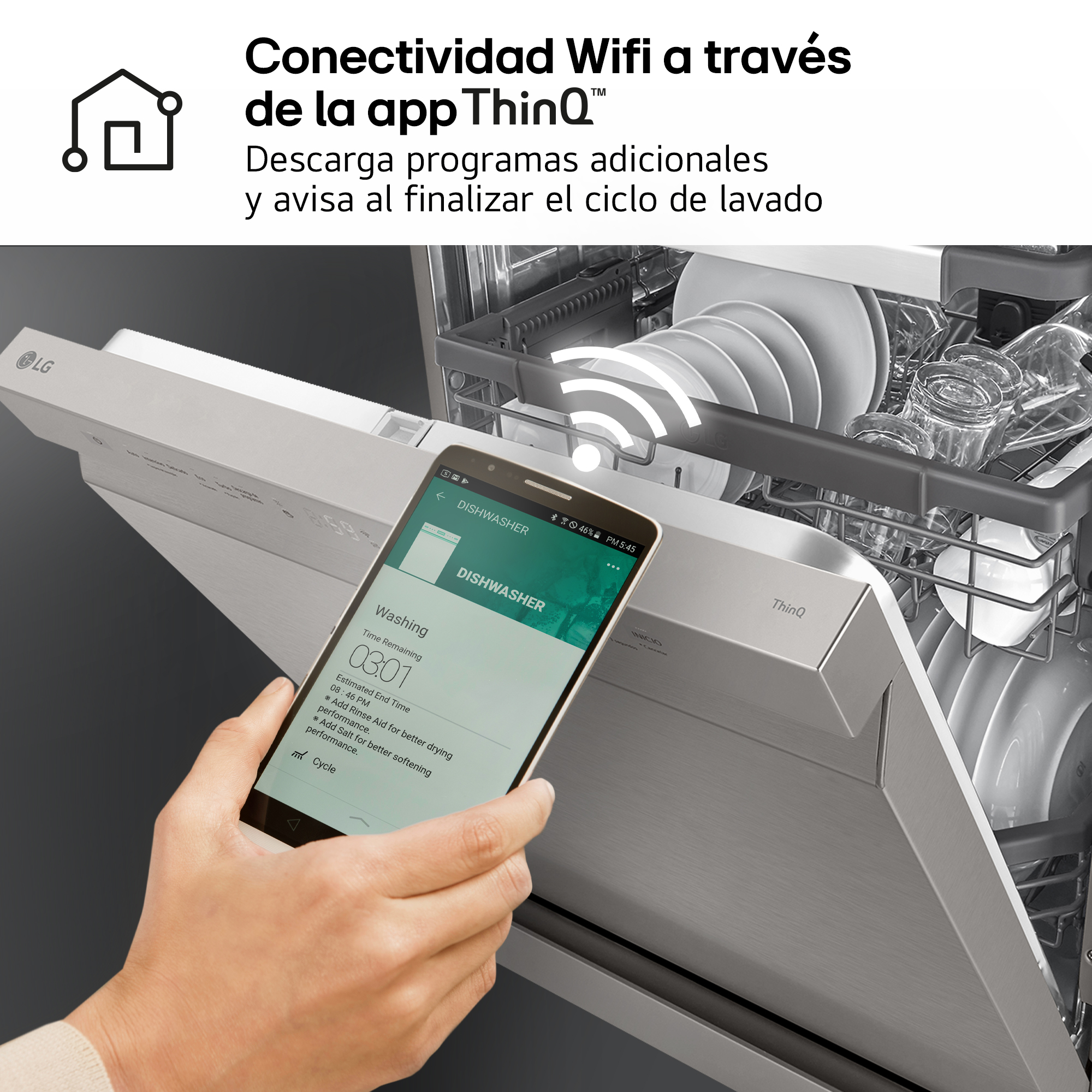 Conectividad Wifi a través de la app ThinQ. Descarga programas adicionales y avisa al finalizar el ciclo de lavado. Mano con móvil y panel.