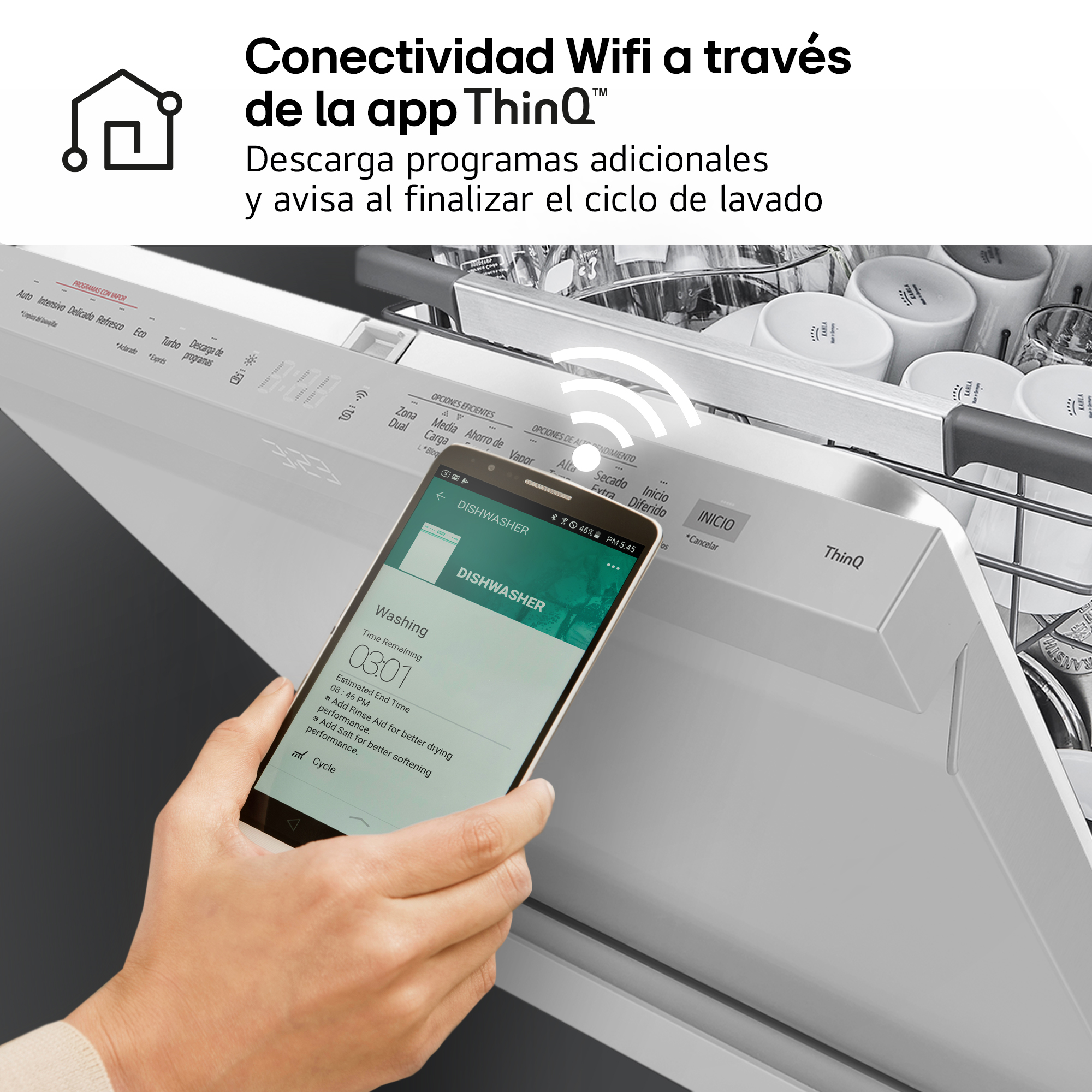 Conectividad Wifi a través de la app ThinQ. Descarga programas adicionales y avisa al finalizar el ciclo de lavado. Mano con móvil y panel.