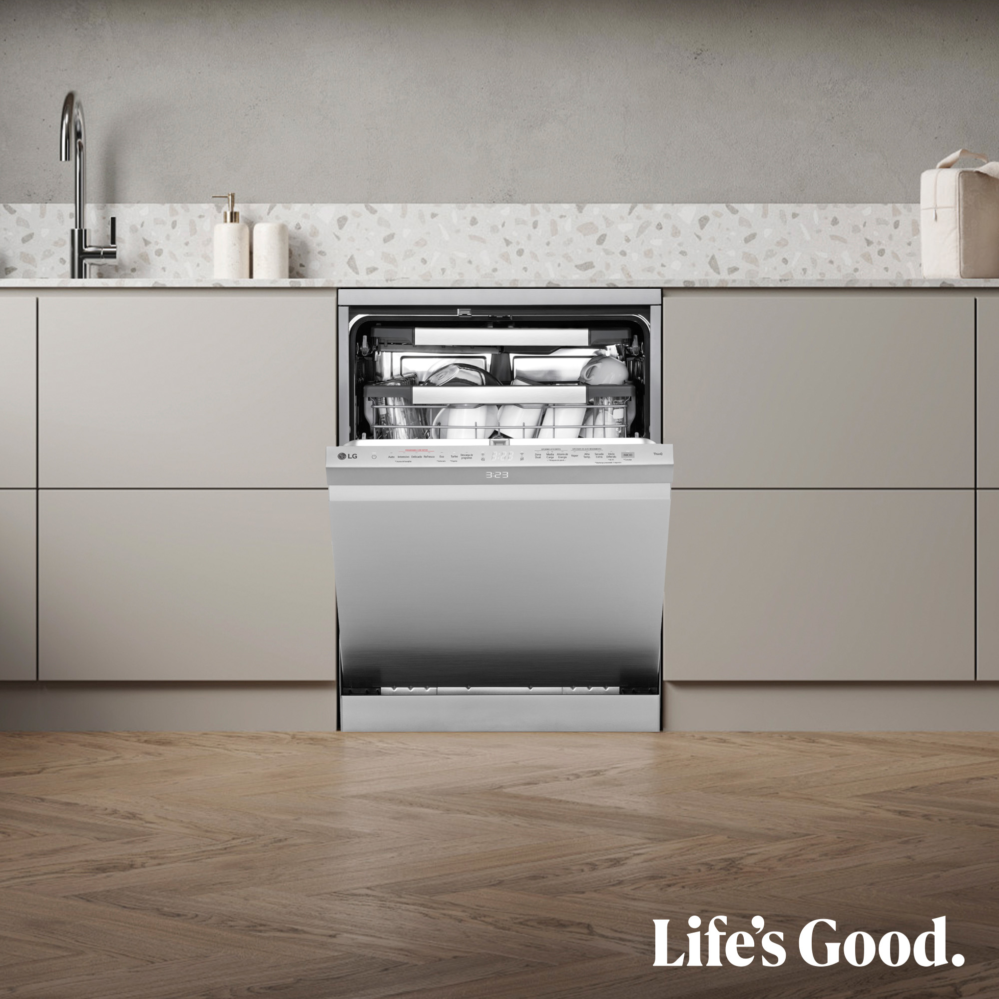 Una cocina moderna con lavavajillas abierto. El suelo es de madera, las paredes son de color gris claro. Life's Good está abajo a la derecha.