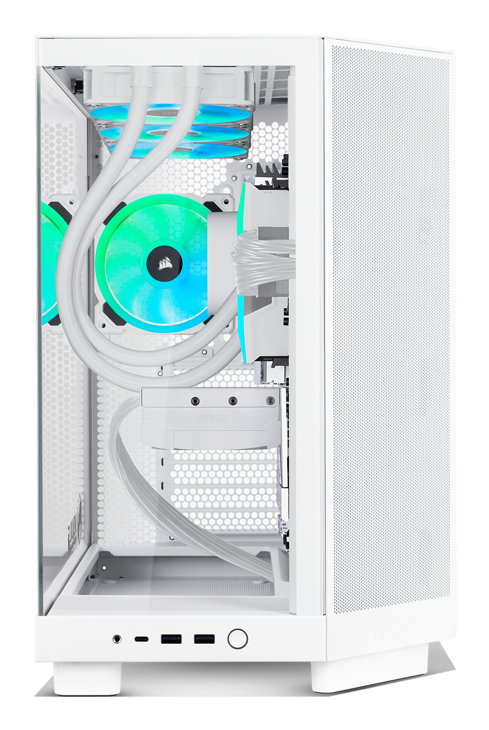 Weißes Computergehäuse. Im Inneren befindet sich ein Flüssigkeitskühler mit grünen und blauen Lichtern. Weiße Schläuche und Lüfter sind sichtbar.