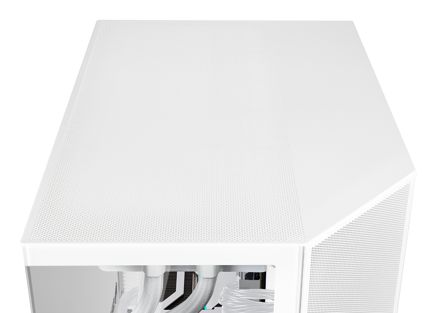 Weißes Computergehäuse mit perforierter Ober- und Seitenwand. Sichtbar sind Kühlrohre und interne Komponenten.
