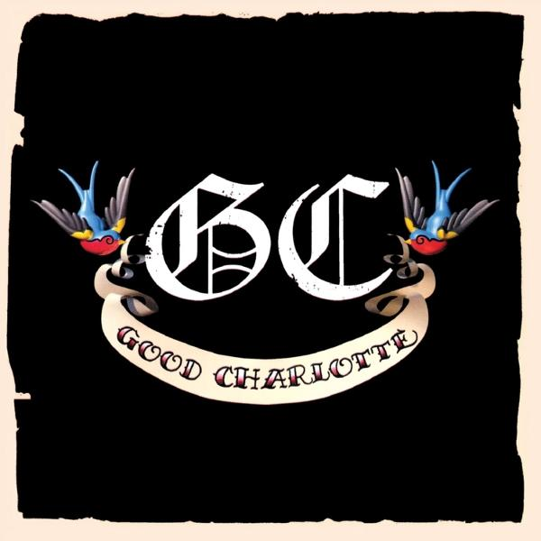 Fekete háttér fehér 'GC' logóval. Két madár kék szárnyakkal és piros díszítéssel. A szalag felirata: 'GOOD CHARLOTTE'.