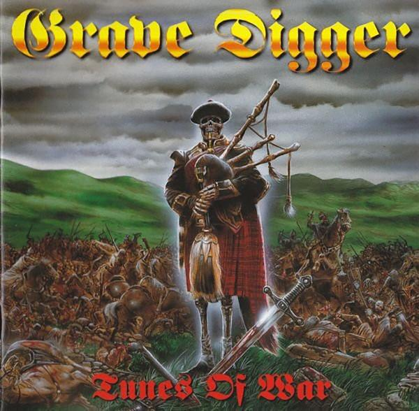 Albumcover. Ein Skelett in schottischer Kleidung spielt Dudelsack inmitten eines Schlachtfelds. Schwerter und Soldaten liegen verstreut am Boden.