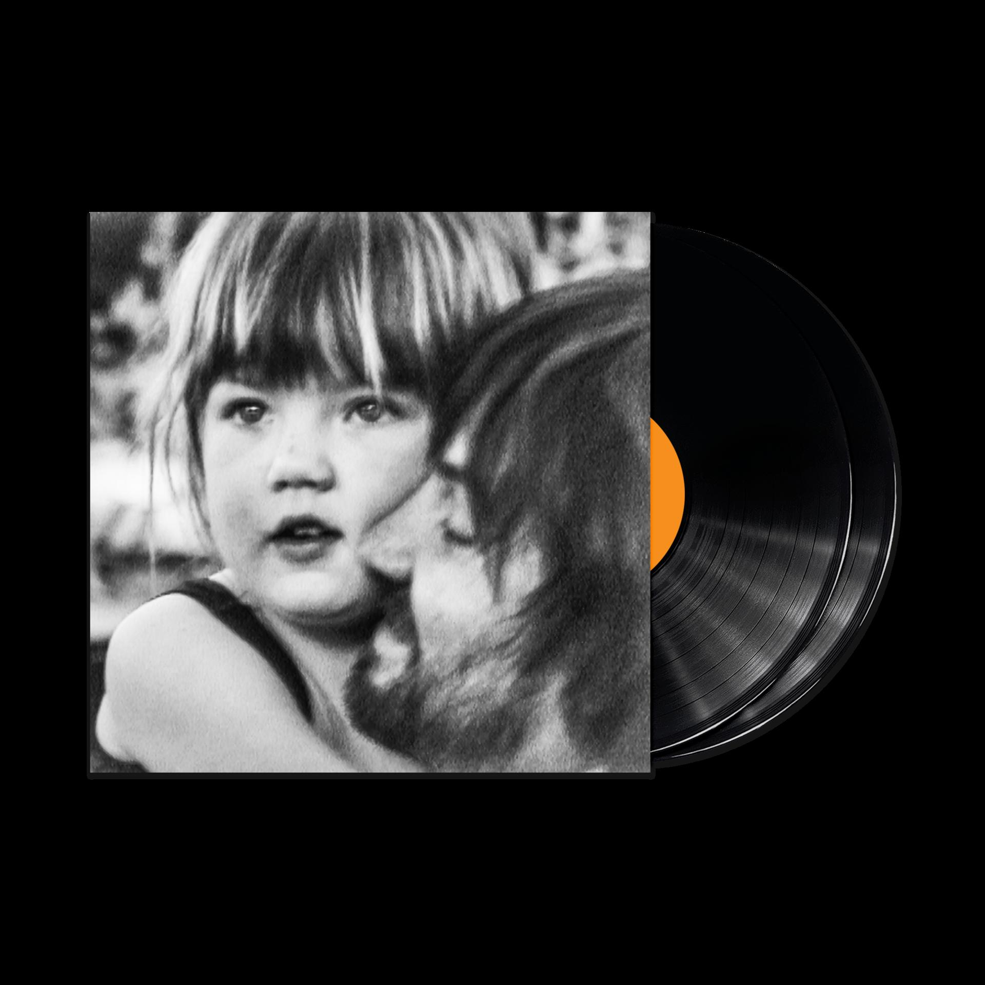 Schwarz-Weiß-Foto eines Kindes und eines Erwachsenen. Schallplatten sind auf der rechten Seite sichtbar. Der Hintergrund ist schwarz.