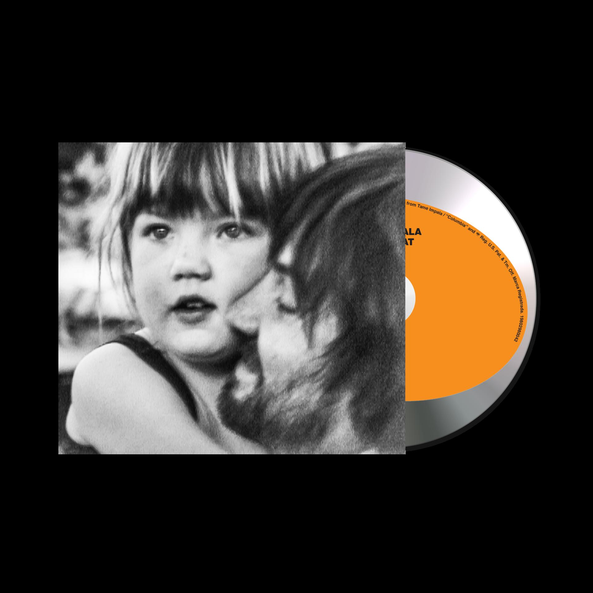 Fekete-fehér fotó egy gyermeket megcsókoló felnőttről. Egy CD látható a jobb oldalon.